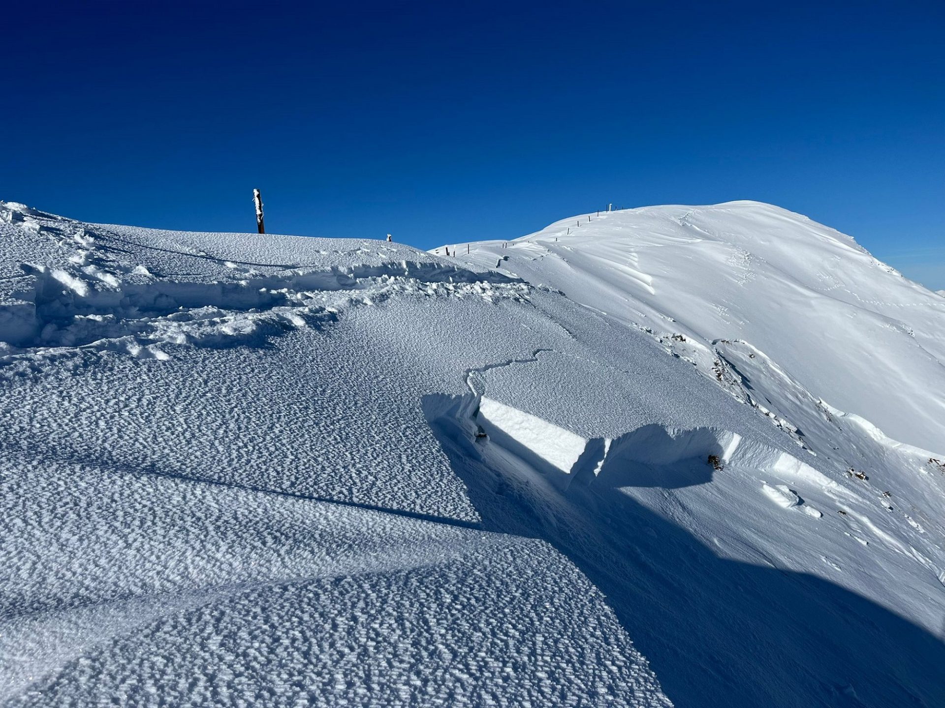 Anriss einer personenausgelösten Schneebrettlawine am Hüttenkogel in den Östlichen Tuxer Alpen. Die Lawine löste sich an einem kammnahen Osthang auf rund 2350m (10.12.2024, ©Stefan Wierer).
