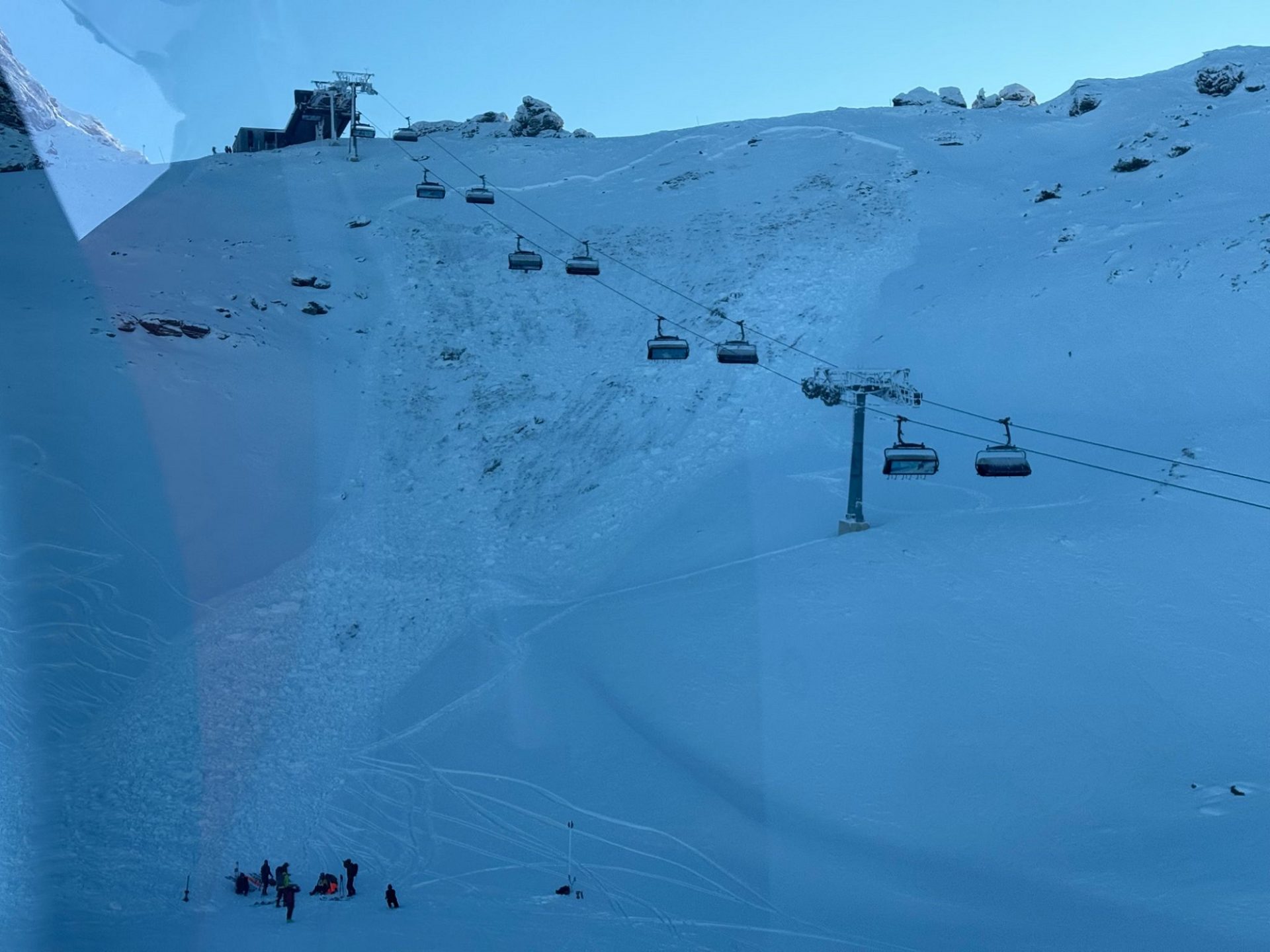 Bei dieser personenausgelösten Schneebrettlawine an einem Nordosthang auf rund 2300m unterhalb des Pfaffenbichl im freien Skigelände des Skigebiets Hochfügen wurde eine Person erfasst und mitgerissen. Sie wurde teilweise verschüttet und nach erfolgter Kameradenrettung mit Verletzungen in das Krankenhaus Schwaz transportiert.