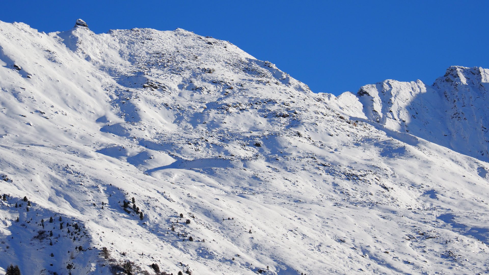 Wenig Schnee auf einem Westhang in der Silvretta (Foto: 11.12.2024, © LWD Tirol)