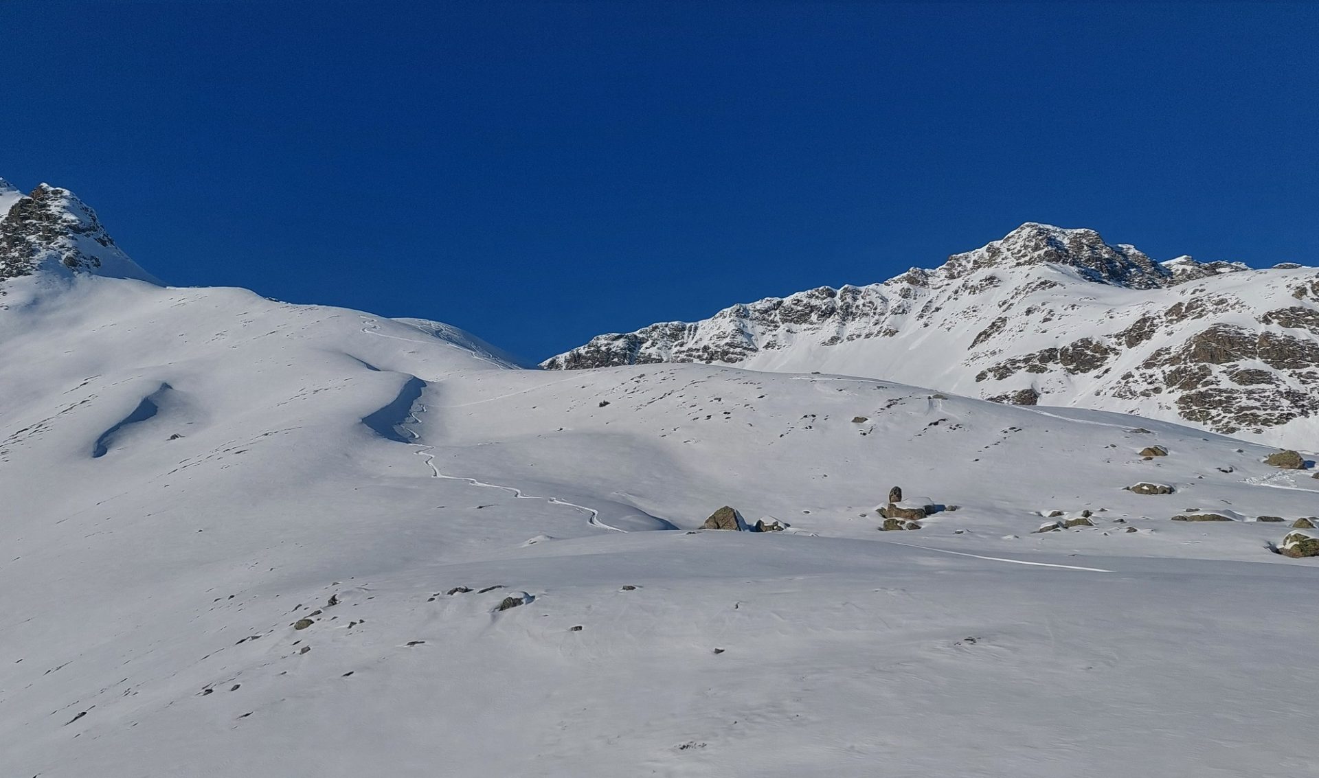 Wie hier an der Friedrichshafener Hütte im Verwall, liegt derzeit in weiten Teilen Tirols nur wenig Schnee (12.12.2024, ©LWD Tirol).