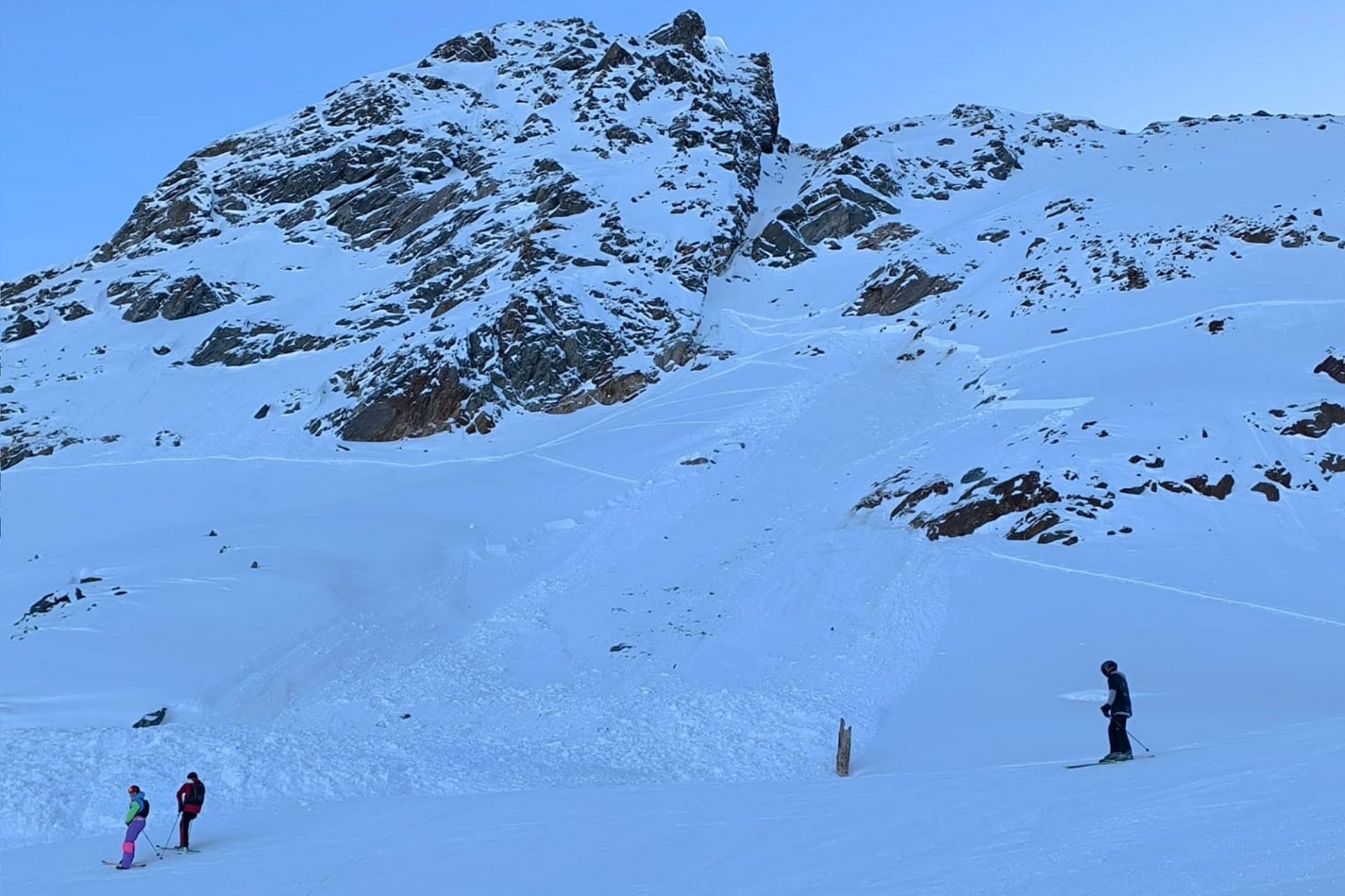 Von Skifahrern ausgelöste kleine bis mittlere Schneebrettlawine an einem sehr steilen Nordwesthang auf rund 3100m am Kaunertaler Gletscher (12.12.2024, ©Pistenrettung Kaunertaler Gletscher).