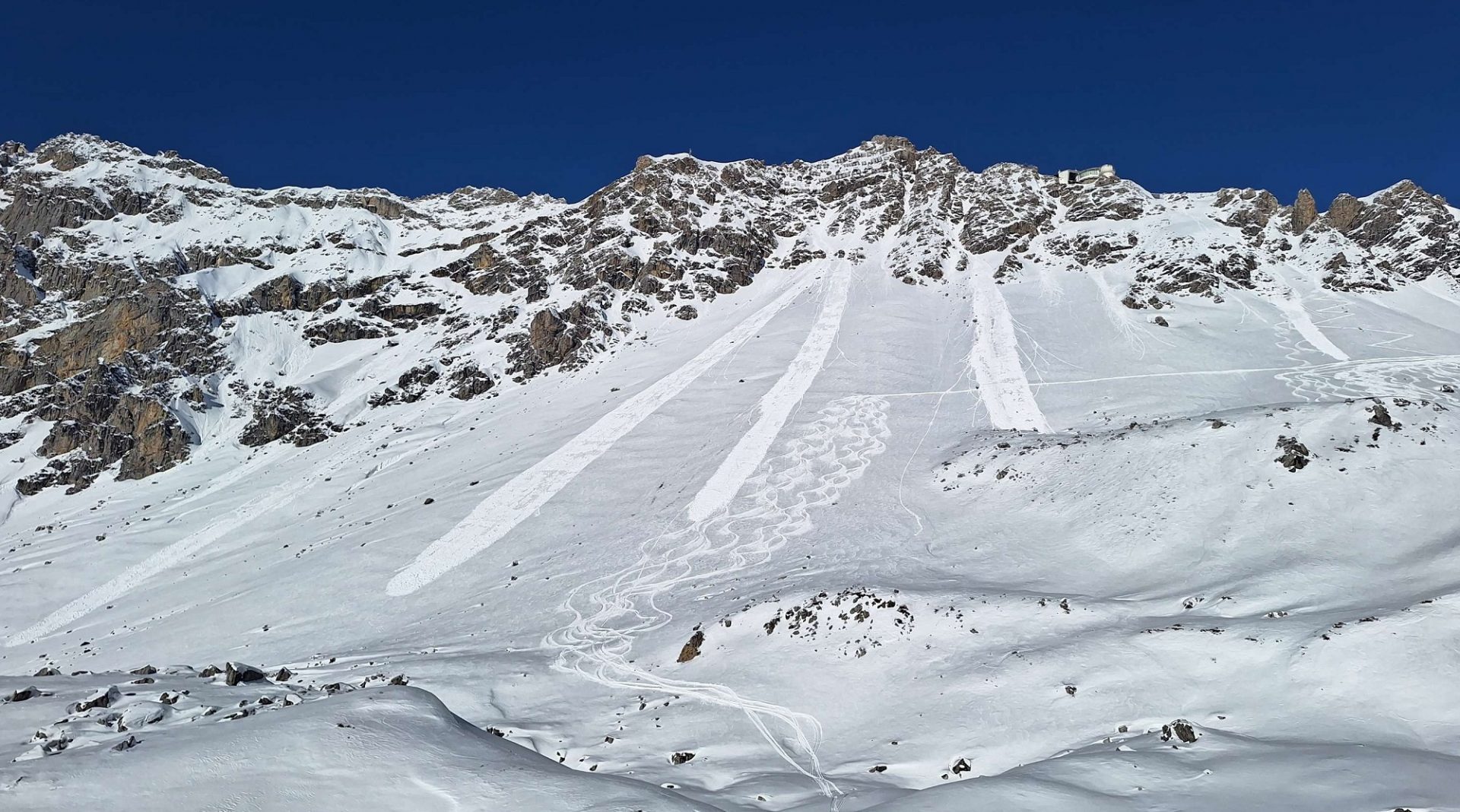 Frische Lockerschneelawinen unterhalb der Vallugabahn im Skigebiet Ski Arlberg. Diese lösten sich aufgrund der Anfeuchtung der Schneedecke durch die Sonneneinstrahlung spontan (12.12.2024, ©LWD Tirol).