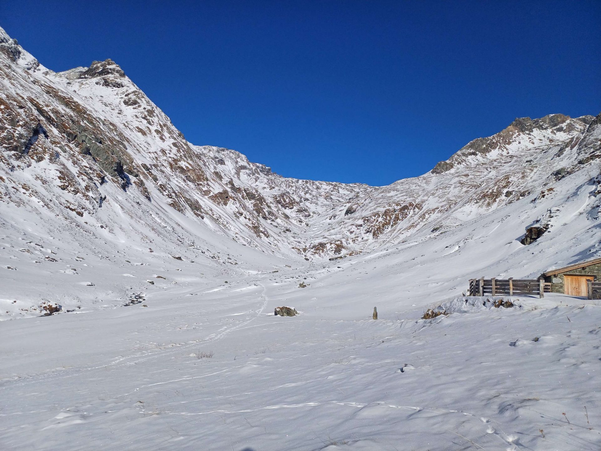 Wenig Schnee auch bei der Bodenalm oberhalb von Prägraten in Osttirol (Foto: 13.12.2024, ©Andreas Rainer)