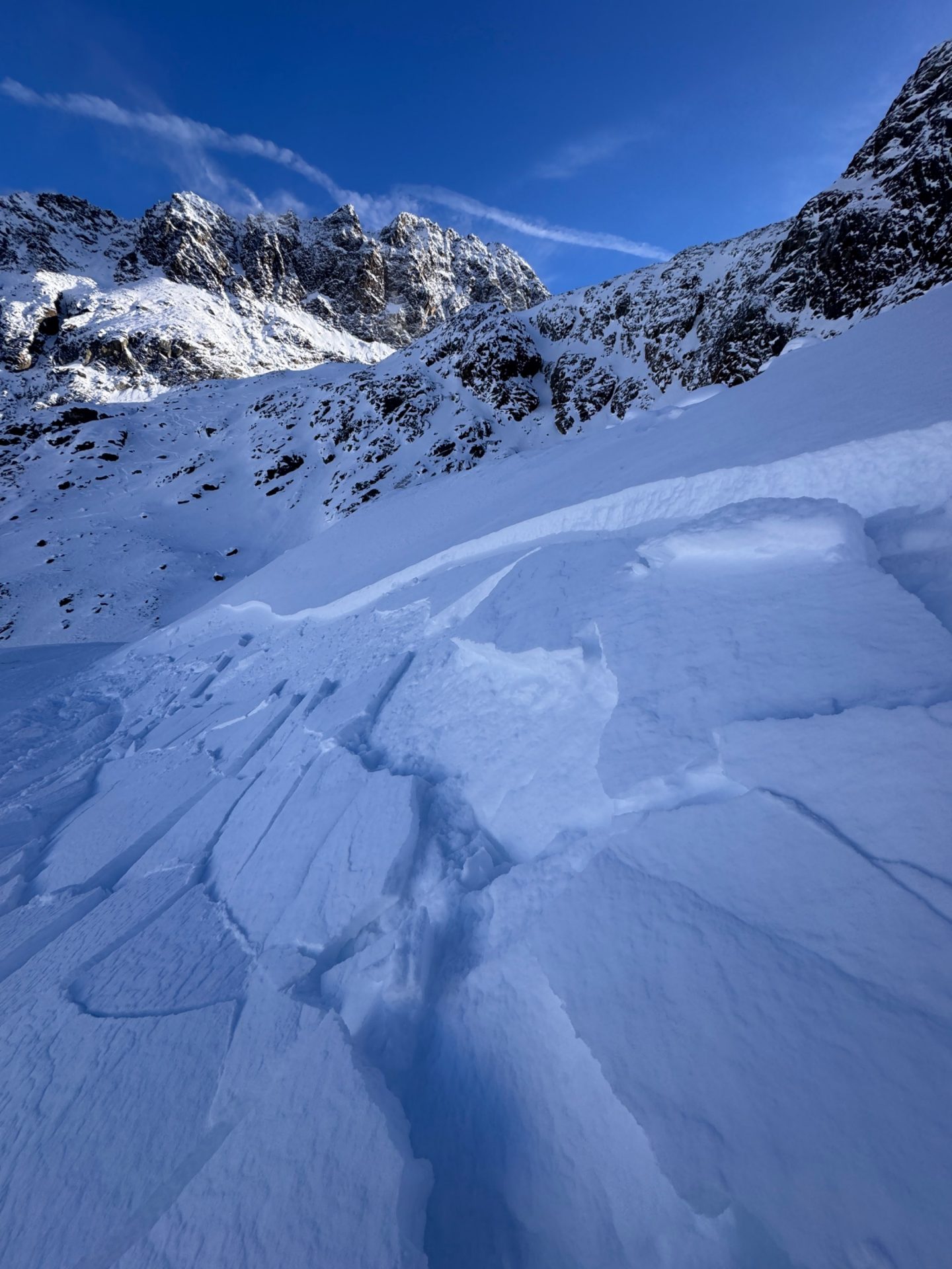 Mit Neuschnee und Wind werden sich vermehrt störanfällige Triebschneepakete bilden (13.12.2024, © Franz-Josef Tanzer)