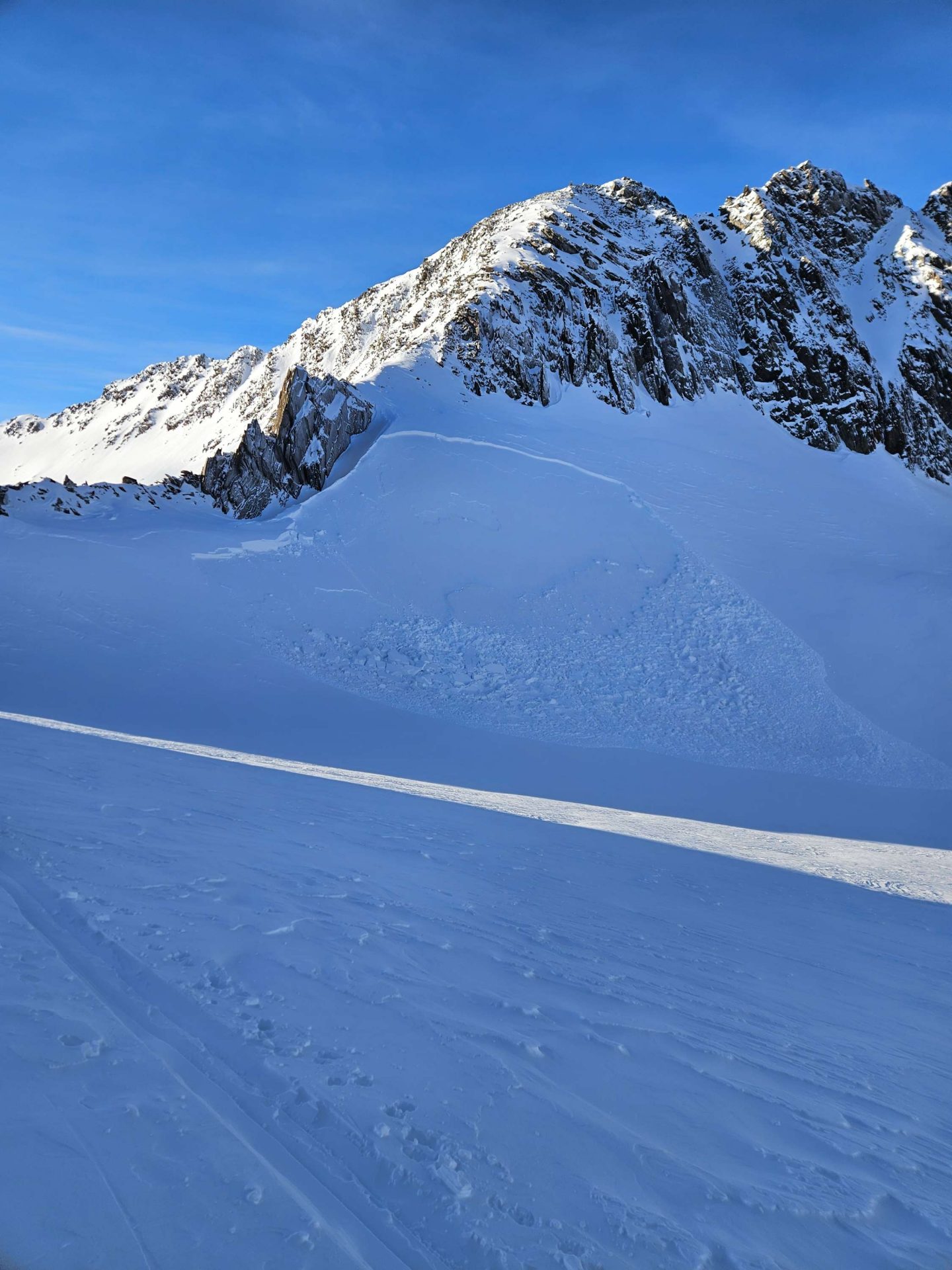 Fernauslösung am Pfaffenjoch im Nahbereich des Zuckerhütls - ein Indiz für einen sehr schwachen Schneede kenaufbau (Foto: 16.12.2024, Andreas Gastl)