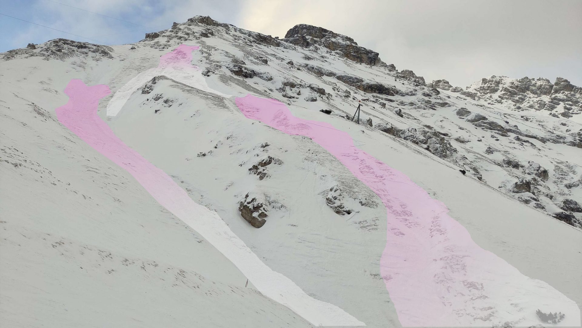 Gesprengte Schneebrettlawinen in der Schlick in den Kalkkögeln. Förderlich für die Auslösung war die leichte nächtliche Anfeuchtung und dadurch vermehrte Bindung der Schneedecke durch Regeneinfluss. (Foto: 16.12.2024, © Dominik Jenewein)