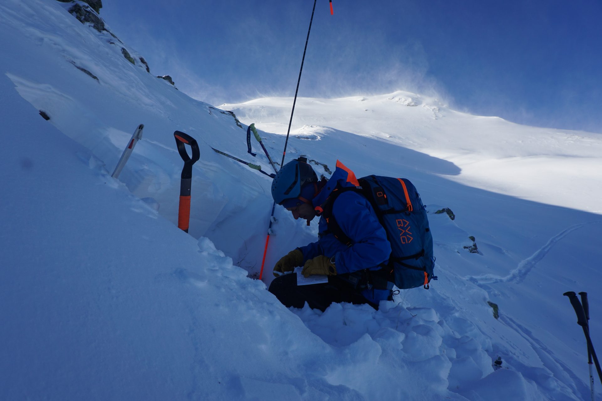 Schneedeckenuntersuchungen schärfen unser Bild über die Lawinengefahr. Tuxer Alpen (Foto: 17.12.2024, © LWD Tirol)