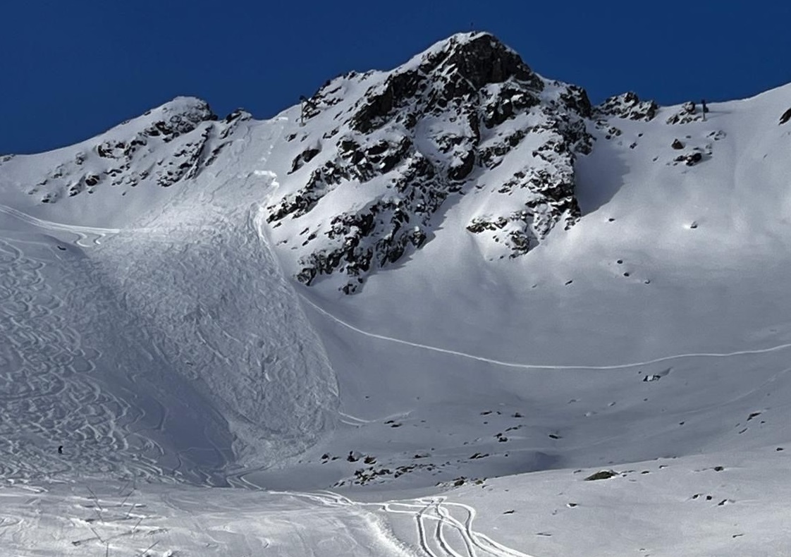 Von Personen fernausgelöstes, mittelgroßes Schneebrett an einem SO- Hang auf 2700m am Breitlehner in Sölden. Auch hier erfolgte die Auslösung im bodennahen, schwachen Altschneefundament (©Tobias Holzknecht, 21.12.2024).