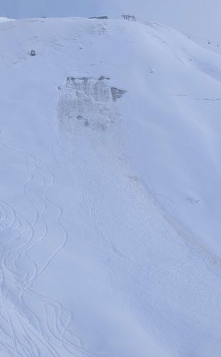 Auch die Gleitschneeaktivität nimmt wieder zu. Besonders in den schneereichen Regionen, wie hier am Arlberg sind spontane mittelgroße Gleitschneelawinen an steilen Grashängen möglich (©Mark Kleinlercher, 23.12.2024).