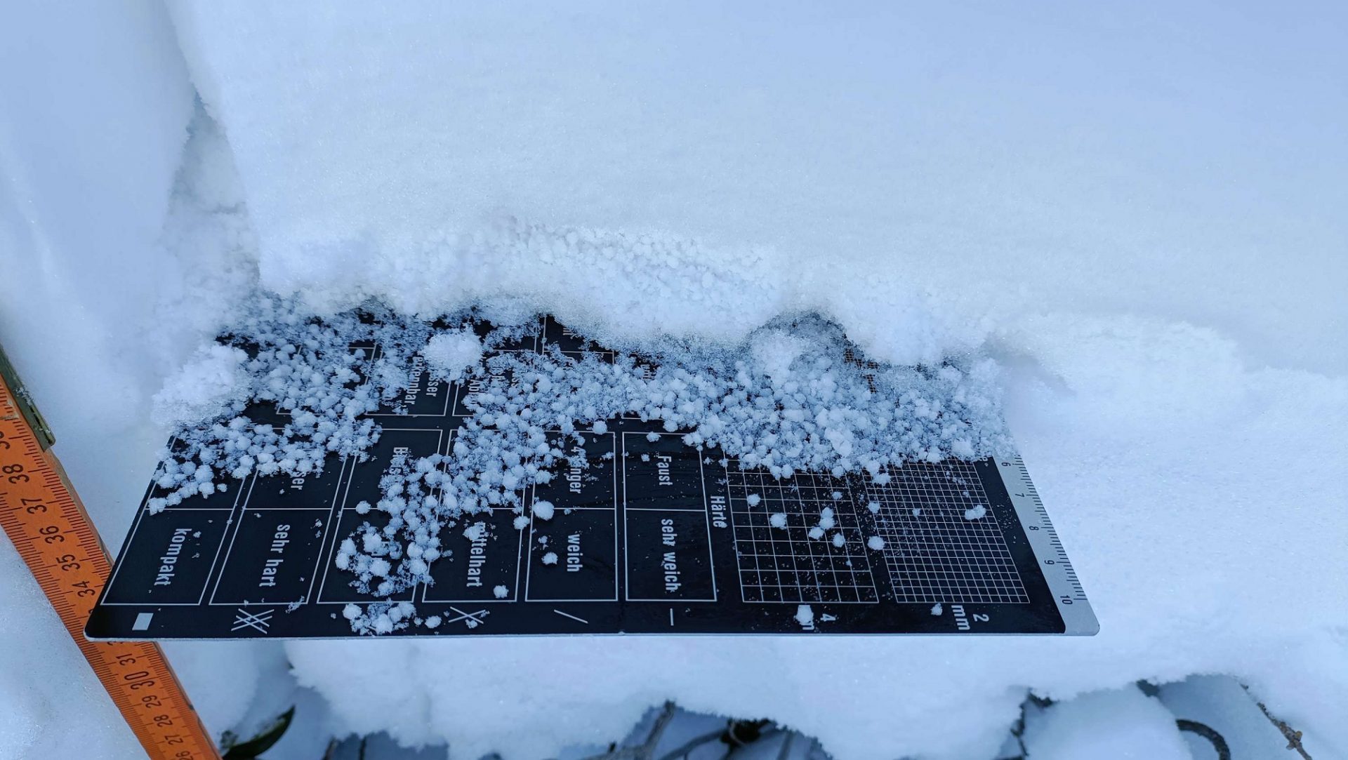 Auch Graupel vom vergangenen Donnerstag, 19.12. kommt als mögliche Schwachschicht in Betracht. Gebietsweise lagert dieser direkt oberhalb der Schmelzkruste von der Warmfront von vergangenem Montag, 16.12. (©Rainer Prinz, 23.12.2024).