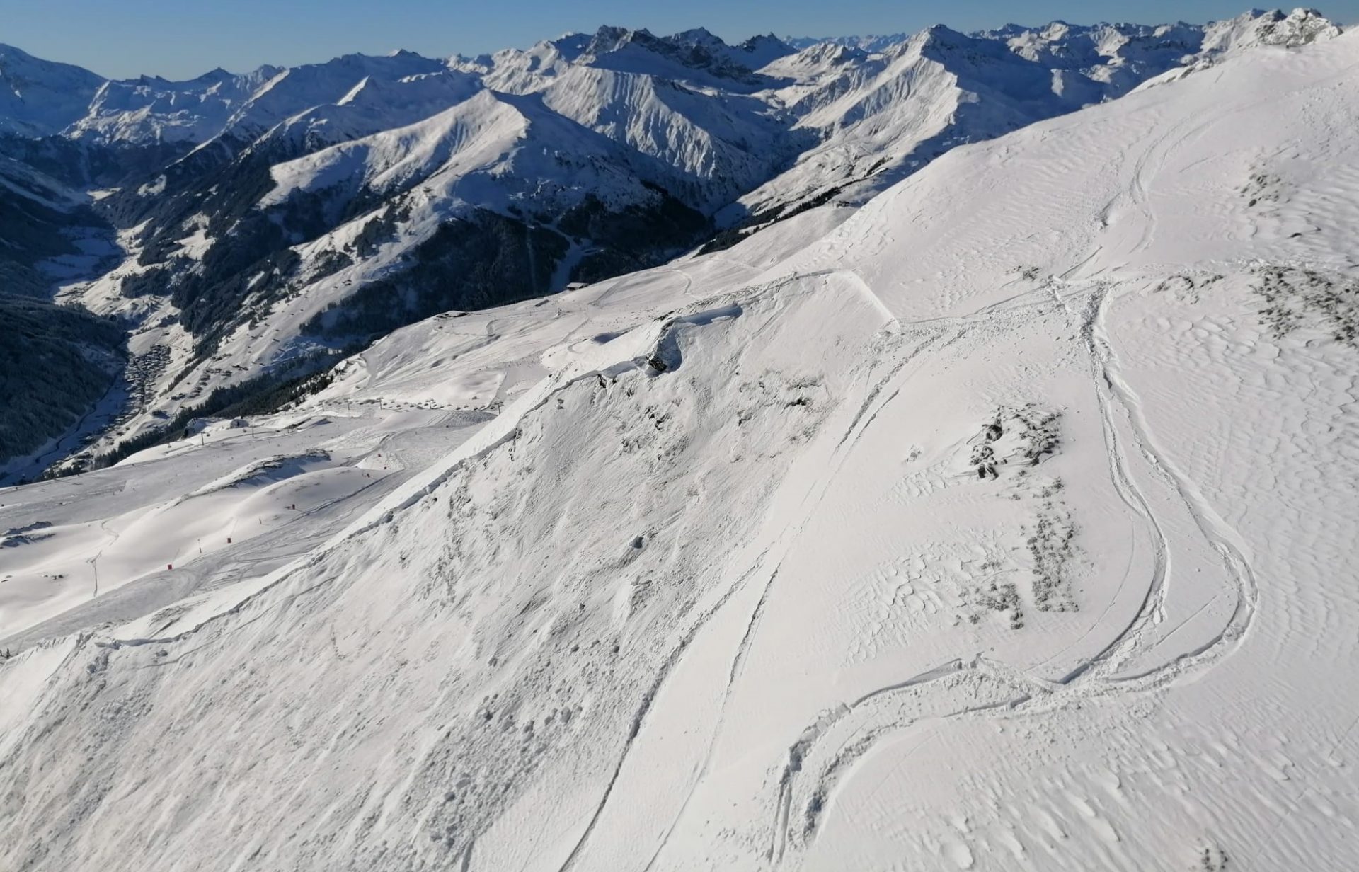 Ebenfalls glimpflich endete der Abgang einer mittelgroßen Schneebrettlawine mit Personenbeteiligung an einem Südosthang auf 2500m in der Nähe des Hoarbergjochs in den Tuxer Alpen (©Florian Wechselberger, 25.12.2024).