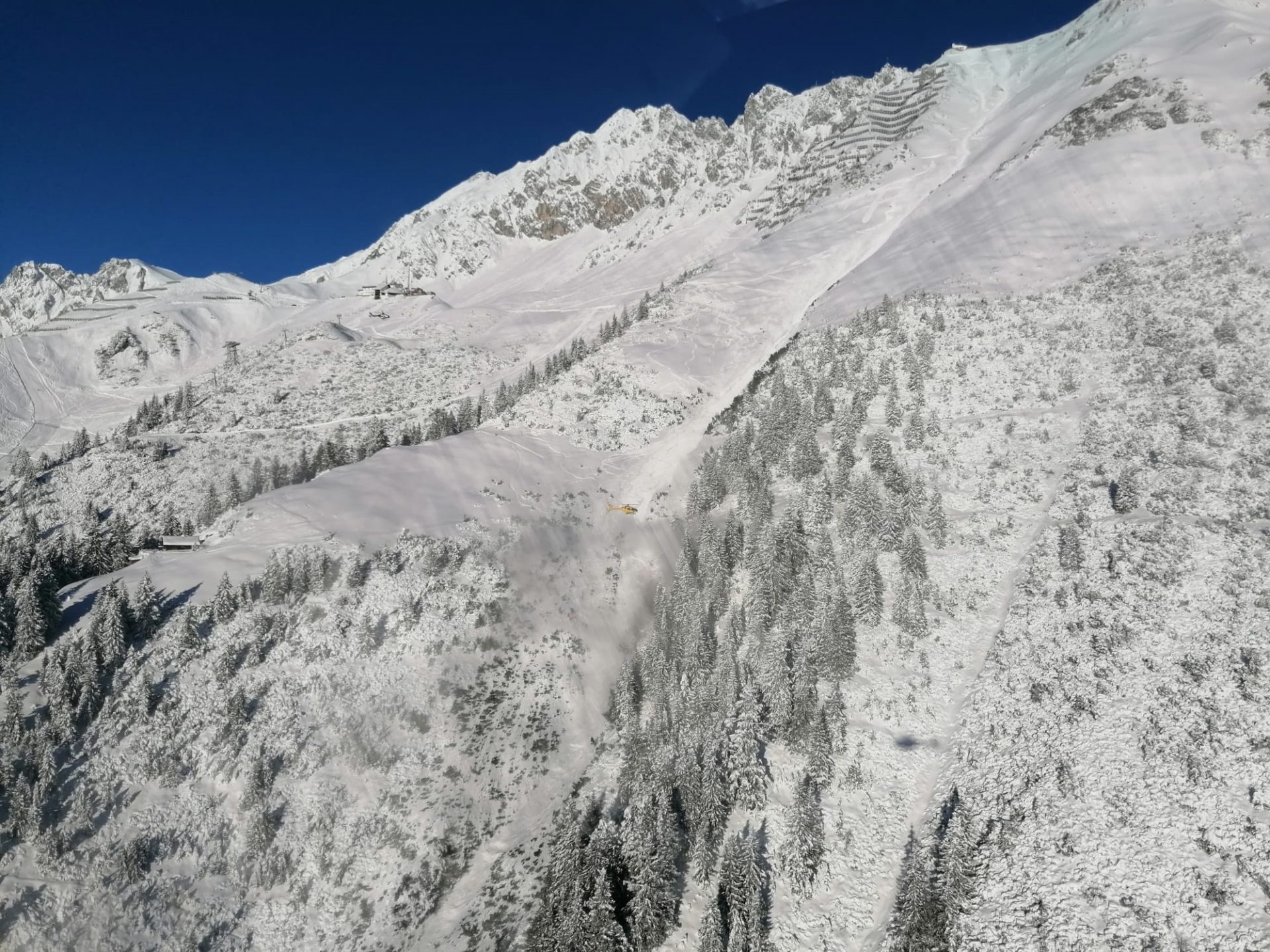 Unterhalb der Hafelekar-Bergstation (in der sogenannten Diretissima) ereignete sich an einem extrem steilen Südosthang auf 2250m am Mittwoch, 25.12. ein Lawinenabgang mit Personenbeteiligung, welcher glimpflich ausging. Sieben Personen wurden von der Lawine teilweise erfasst, eine Person wurde leicht verletzt – konnte aber selbständig abfahren (©Florian Wechselberger, 25.12.2024).