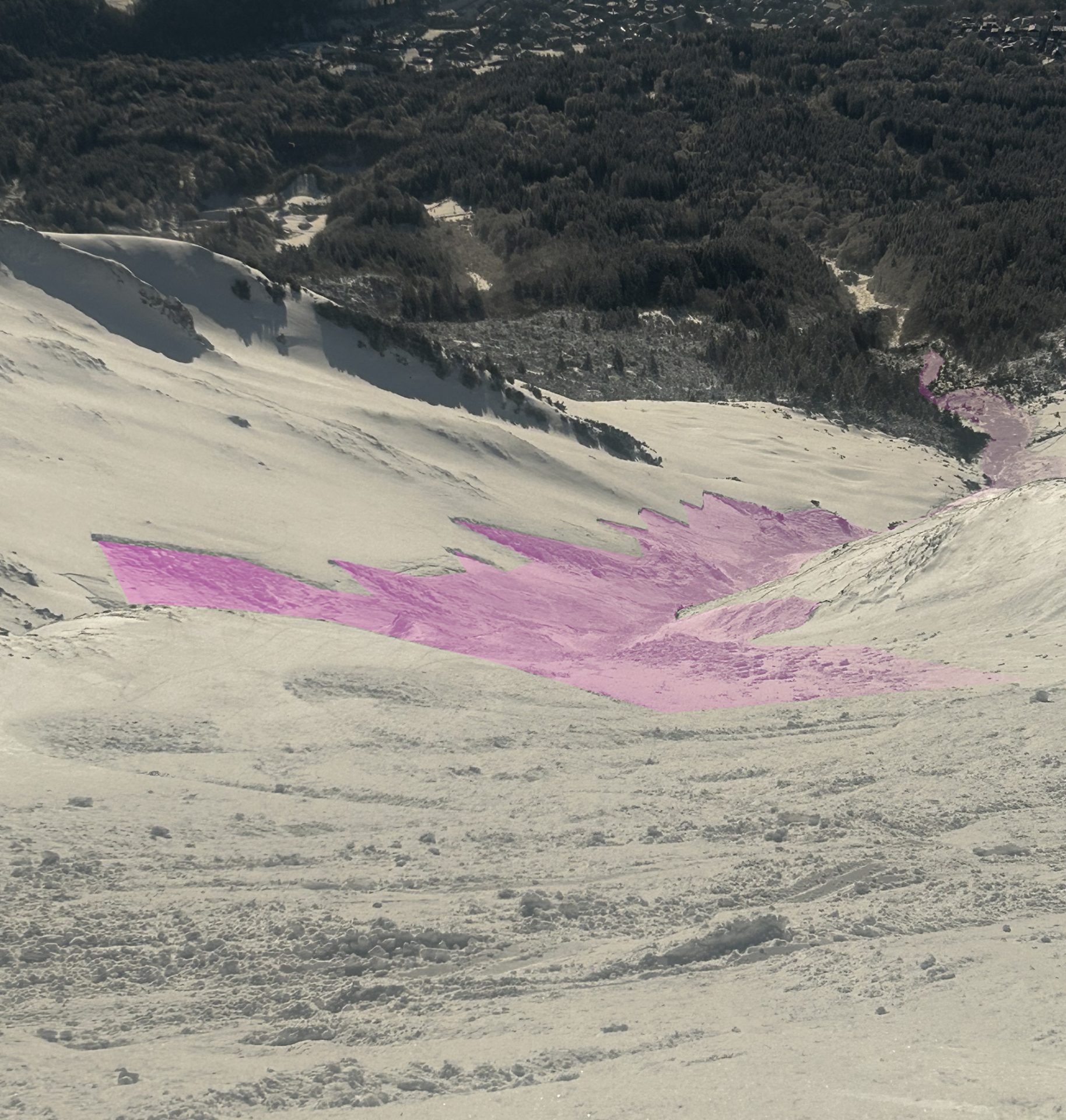 Blick vom Hafelekar Richtung Diretissima: Die Schneebrettlawine löste sich innerhalb des Neuschneepakets der Vortage. Vermutlich sorgte auch die Sonneneinstrahlung in den Morgenstunden für eine bessere Brettbildung kurz bevor die WintersportlerInnen in den Hang einfuhren. Die Lawine entwickelte sich in der Sturzbahn zu einer Staublawine und legte beträchtliche Distanz zurück (©Simon Schweinester, 25.12.2024).