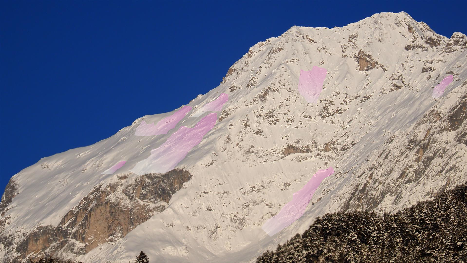 In einigen der Hauptniederschlagsgebiete lösten sich mitunter zahlreiche spontane Schneebrettlawinen, wie an diesem Bild in den Süd- und Osthängen der Hohen Wand (2715m) in der Miemingergruppe (LWD Tirol, 26.12.2024).