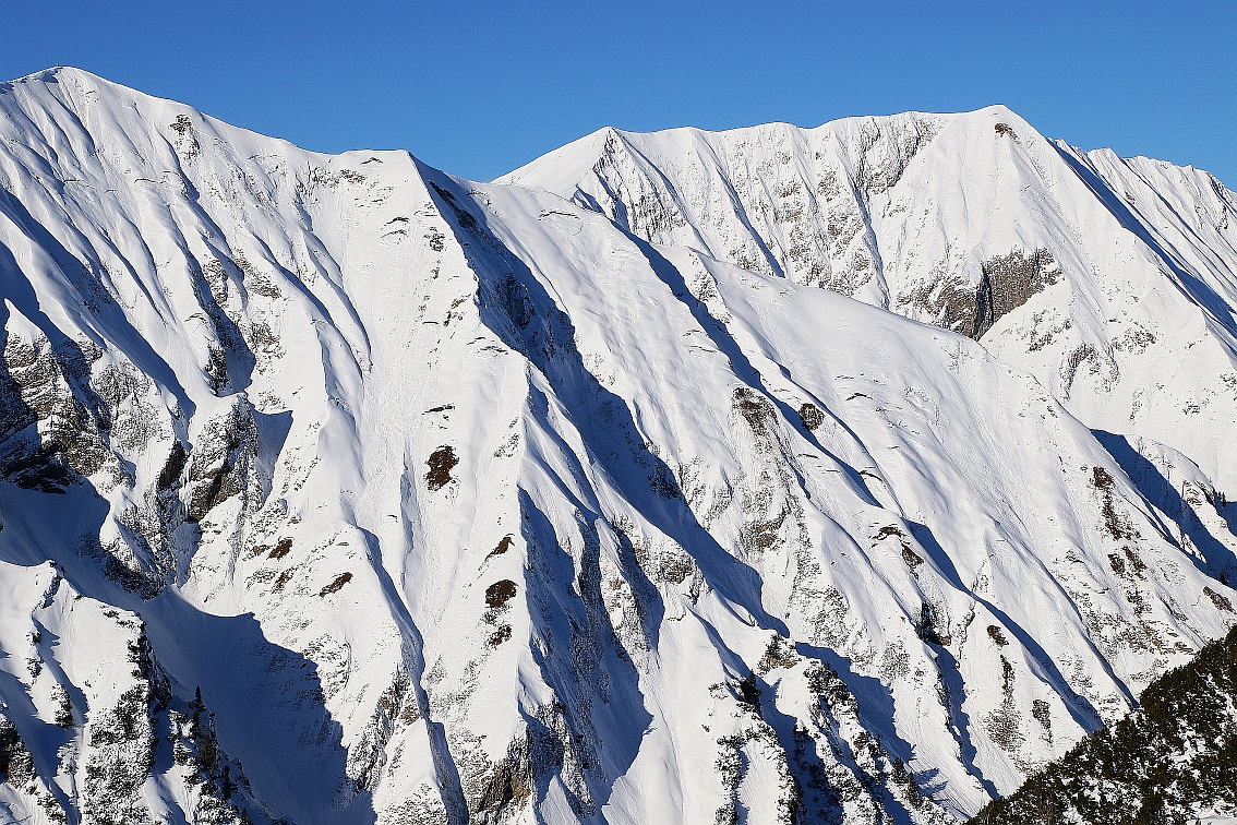 Hohe Gleitschneeaktivität in den östlichen Lechtaler Alpen. Gleitschneelawinen können (besonders zu dieser Jahreszeit) zu jeder Tages- und Nachtzeit abgehen (©Kristian Rath, 26.12.2024).