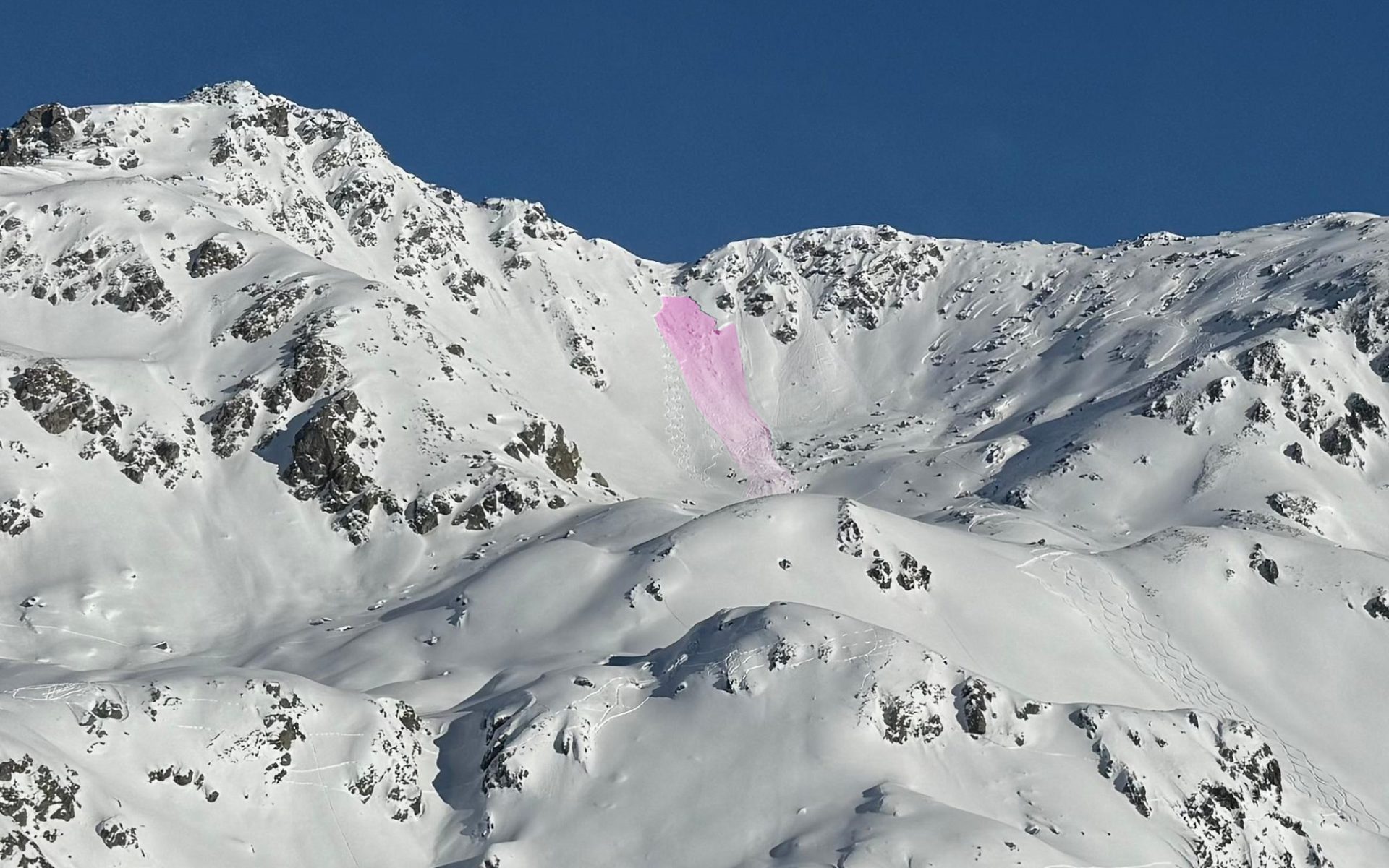 Mittelgroße Schneebrettlawine an einem sehr steilen Südwesthang unterhalb des Rastkogels in den Tuxer Alpen auf rund 2660m. Auch diese Lawine wurde vermutlich durch WintersportlerInnen ausgelöst (©Daniel Geisler, 26.12.2024).