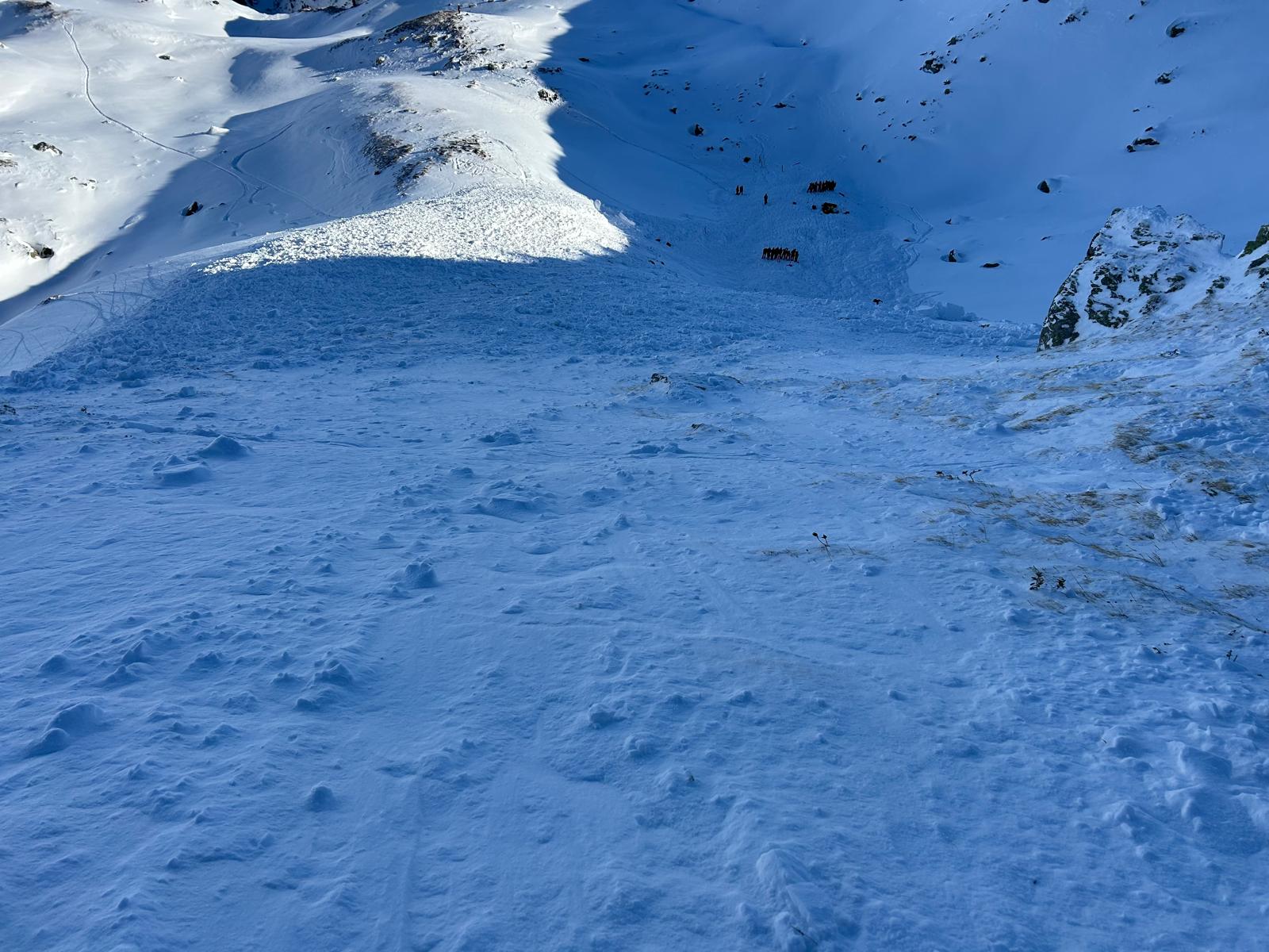 Blick von der Hangverflachung in Richtung Ablagerungsbereich. Das Bild wurde während der Suchaktion aufgenommen. Man erkennt im Ablagerungsbereich Sondierketten. (© Alpinpolizei, 26.12.2024)