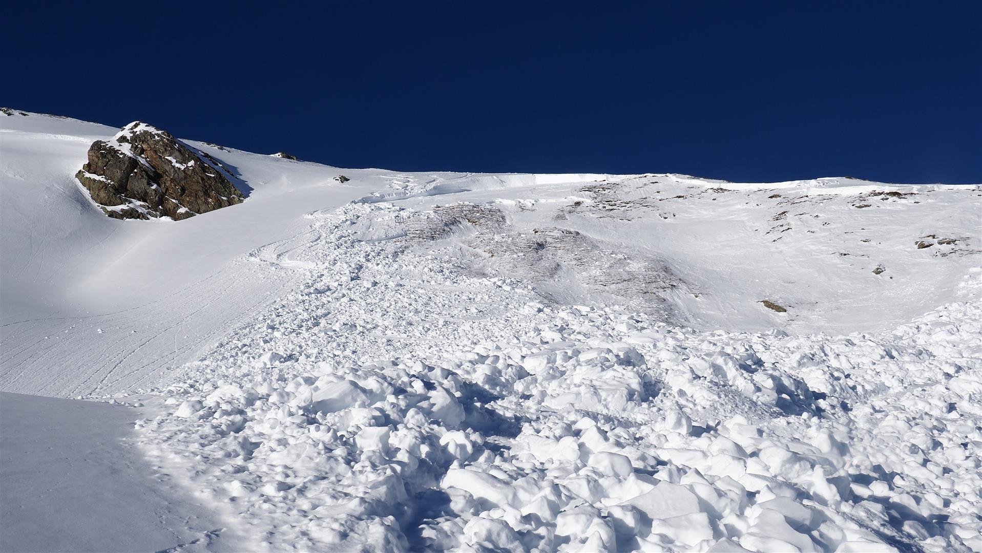 Blick von der Verflachung im Steilhang in Richtung Anrissgebiet (© LWD Tirol, 27.12.2024)