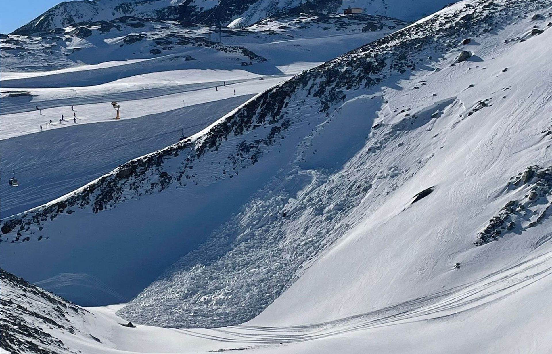 Am Donnerstag, 26.12 fernausgelöste Schneebrettlawine an einem Osthang auf 2850m am Tiefenbachferner in der Weißkugelgruppe. Hier ist nur wenig Neuschnee gefallen. Die nicht mehr ganz frischen Triebschneepakete lagern teils auf der aufbauend umgewandelten Altschneedecke und bleiben dort entsprechend störanfällig (©Rainer Holzknecht, 26.12.2024).