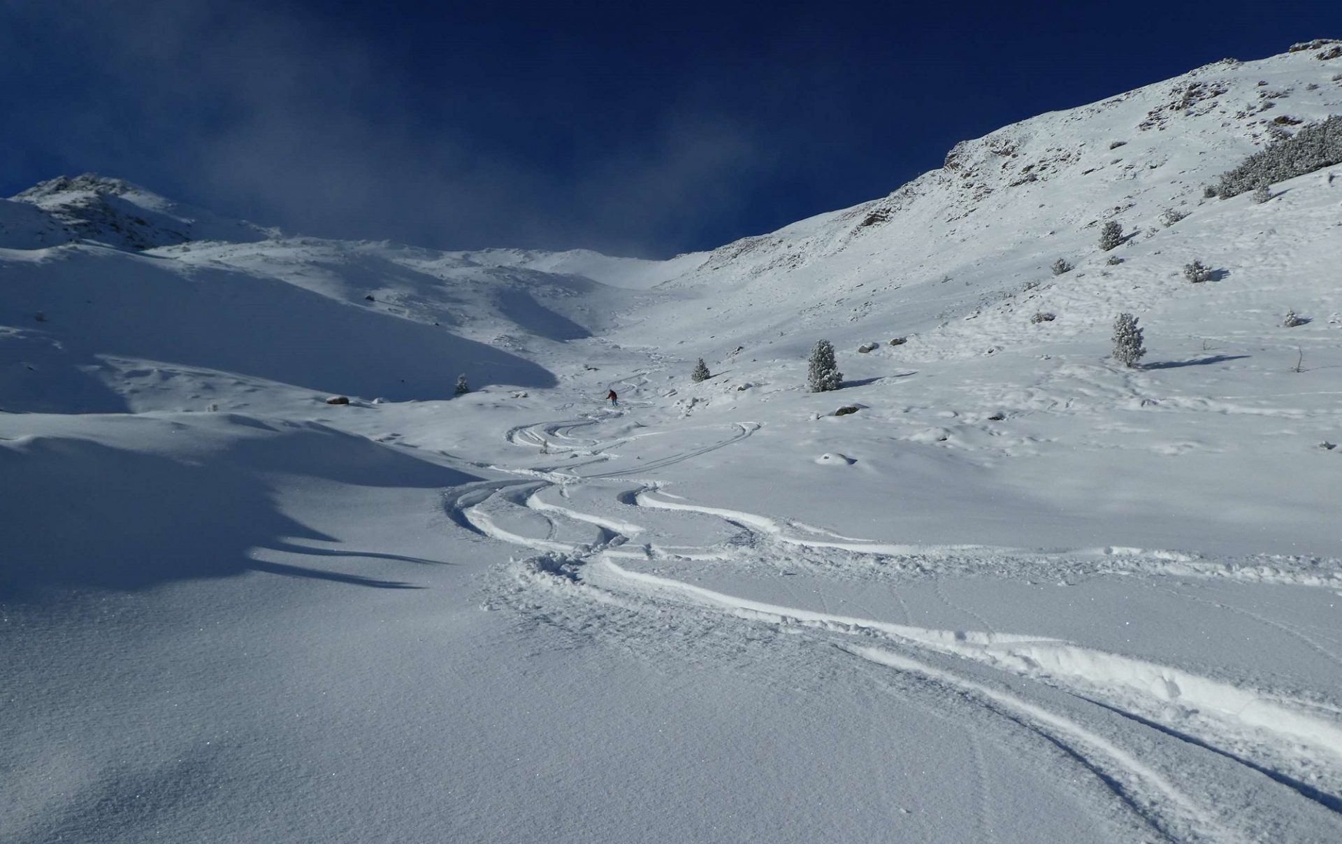Abseits der Kammlagen und in geschützten Bereichen konnte nach der Kaltfront oft lockerer Schnee angetroffen werden. Problematisch war und ist vielerorts noch die allgemein geringe Schneebedeckung. Seblaskreuz, Stubaier Alpen (©Barbara Fink, 03.01.2025).