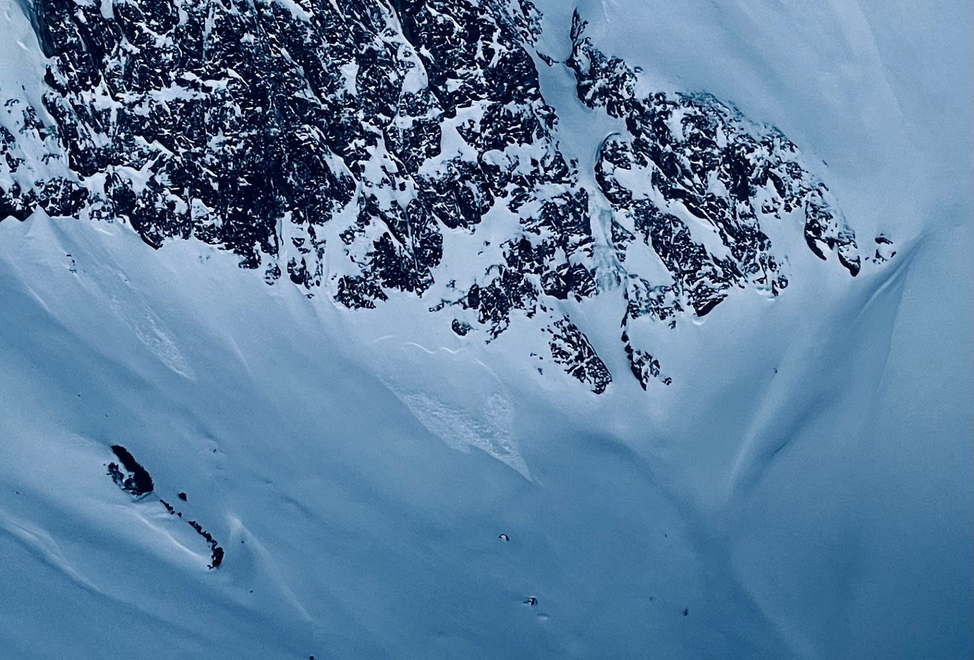 Mit Neuschnee und Wind von Donnerstag, 02.01. auf Freitag, 03.01. bildeten sich frische Triebschneeansammlungen, welche sich während des Niederschlags im sehr steilen Gelände vereinzelt spontan lösten. Westliche Lechtaler Alpen (©Elisabeth Zangerl, 04.01.2025).