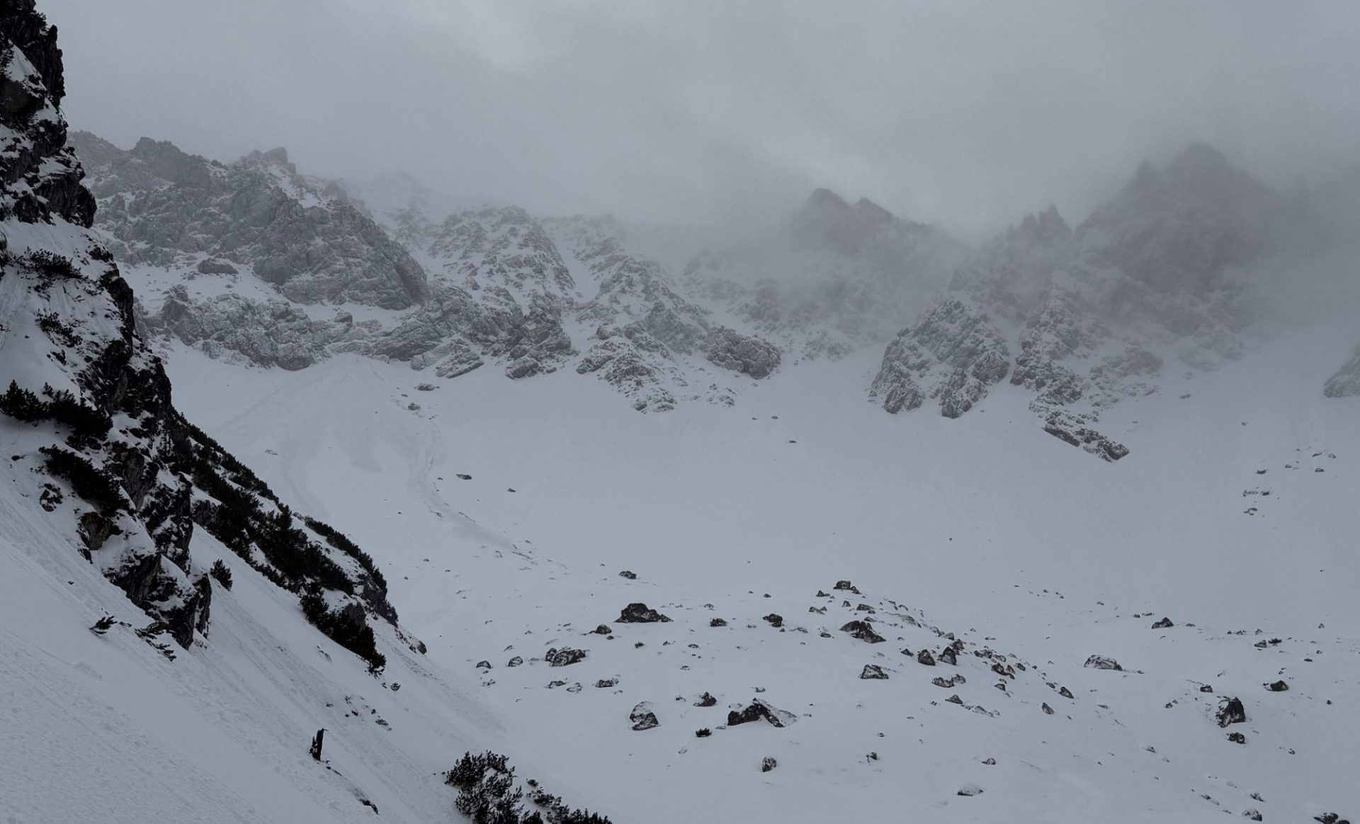 In den Allgäuer und Lechtaler Alpen brachte die Warmfront am Sonntag, 05.01. mit 10 bis 20mm am meisten Niederschlag. Die Schneefallgrenze stieg während des Ereignisses an und es regnete bis gegen 2400m hinauf. Spontane, nasse Lockerschneelawinen aus extrem steilen Hängen waren die Folge (©Marvin Kärle, 05.01.2025).