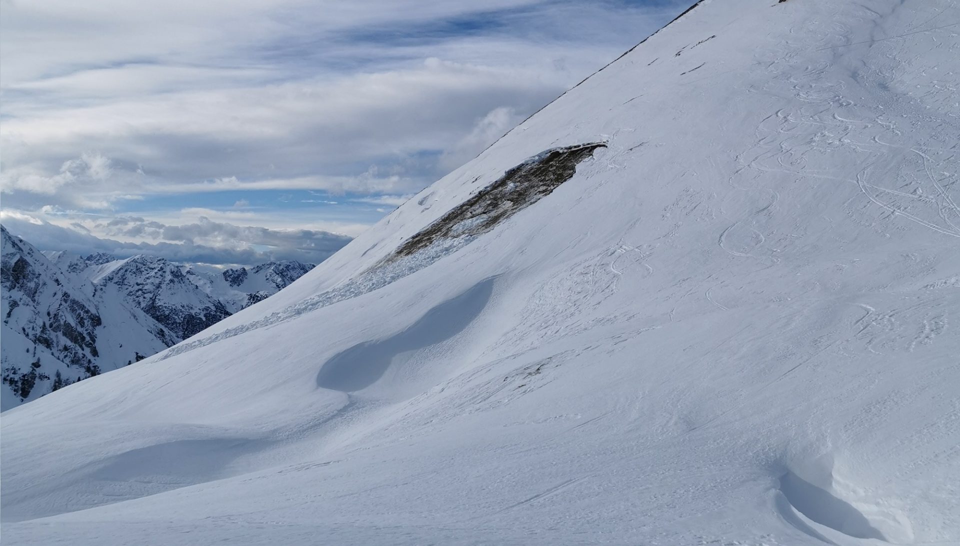 Die Gleitschneeproblematik ist derzeit von untergeordneter Relevanz. Dennoch sind vereinzelte Abgänge v.a. an steilen, sonnigen Grashängen in den schneereichen Gebieten möglich. Bereiche unterhalb von Gleitschneerissen sollten möglichst gemieden werden (©Veronika Langguth, 08.01.2025).