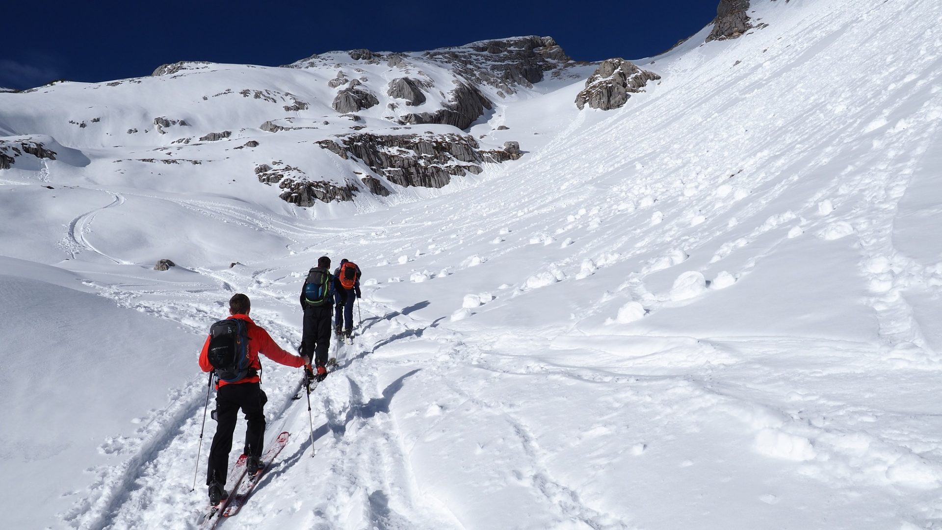 Die Sonneneinstrahlung führte an Südhängen bereits zu einer Anfeuchtung der Schneeoberfläche. Frischer Triebschnee wird sich hier gut mit der Schneeoberfläche verbinden. Im Aufstieg zur Seekarlspitze, Brandenberger Alpen (©LWD Tirol, 09.01.2025).