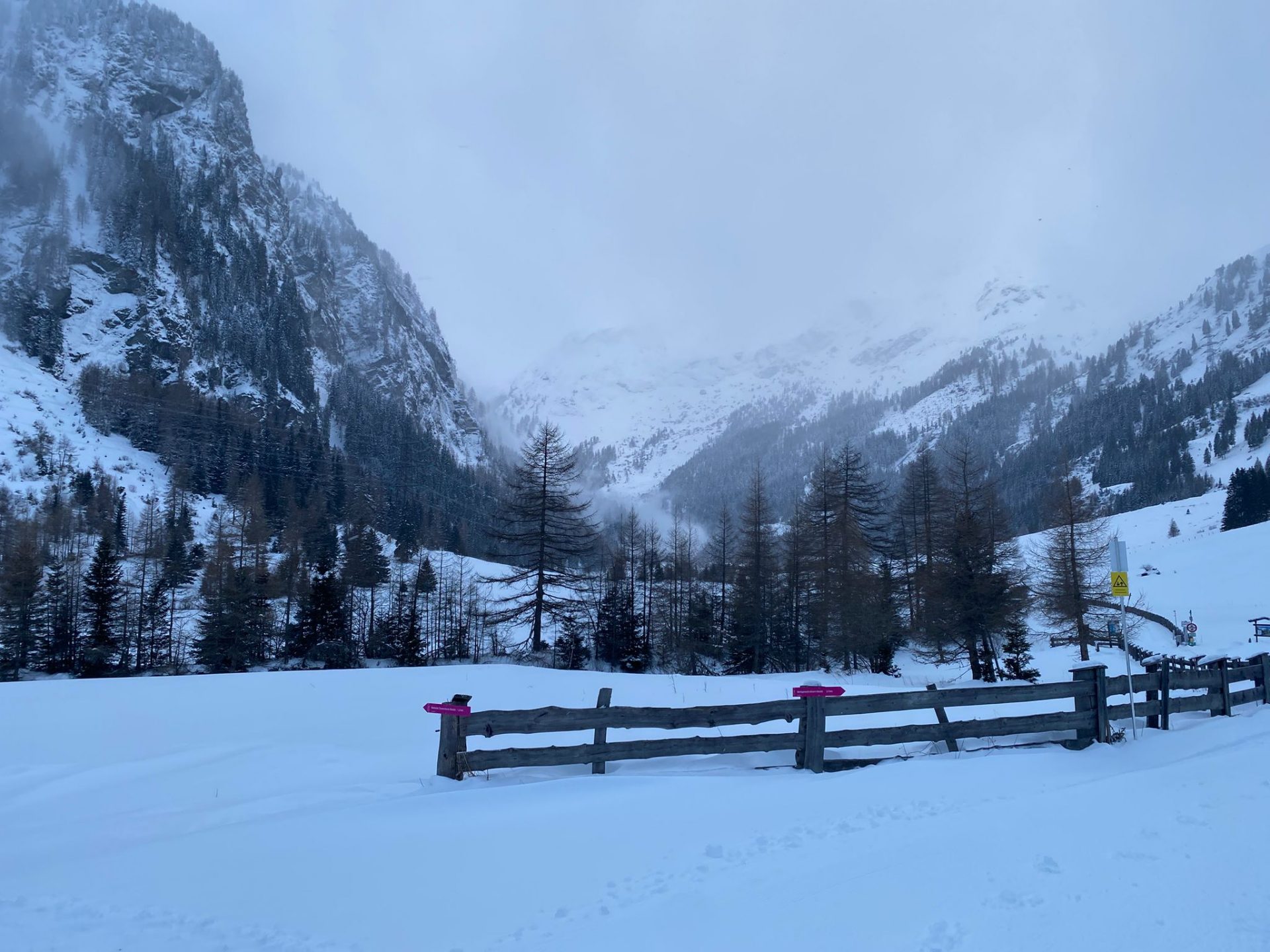In Bildmitte erkennt man den Staubanteil einer spontanen Lawine in den Osttiroler Tauern (© Rene Steiger, 10.01.2025)