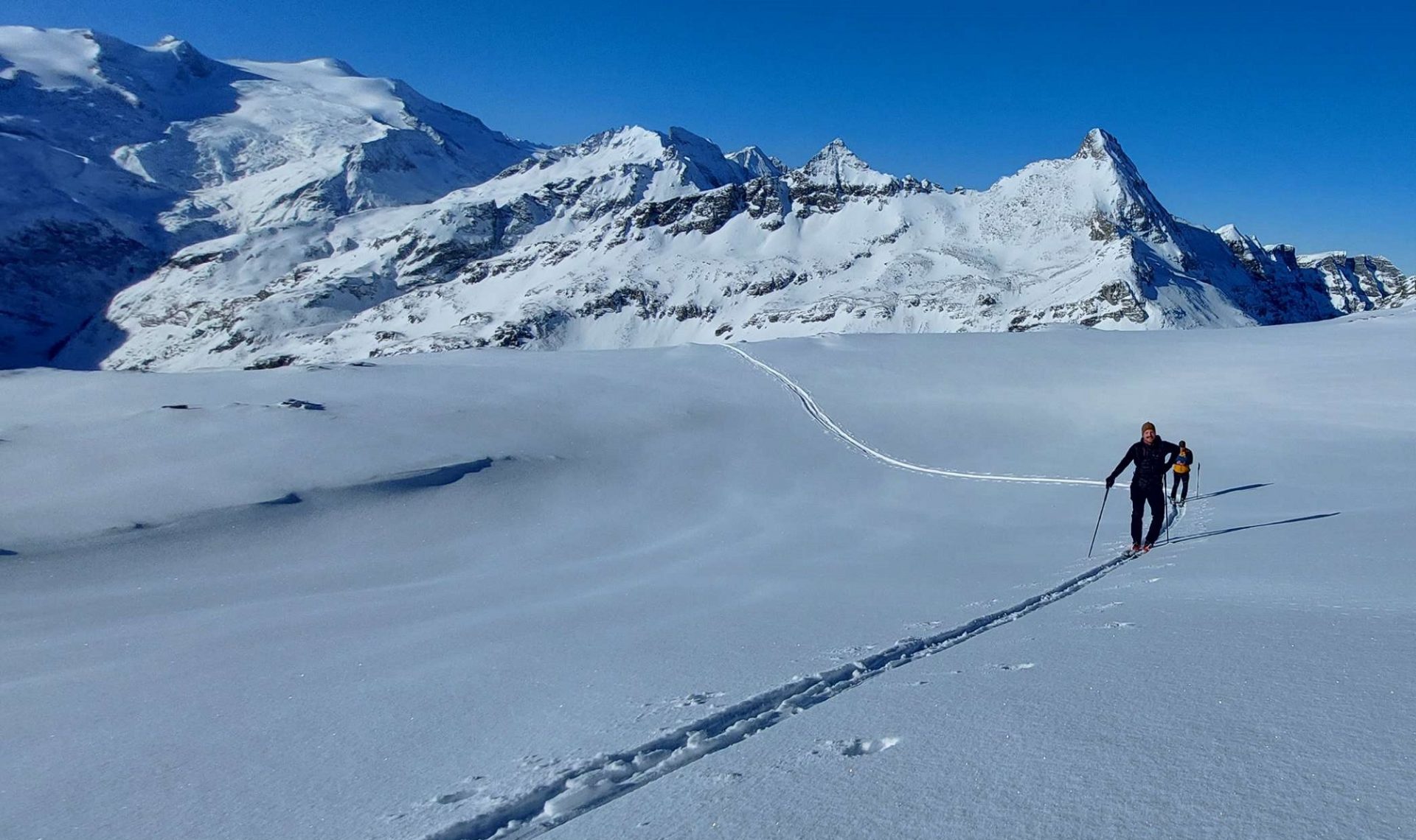 Mit dem Neuschnee vom 15.01. konnten in der Venedigergruppe am vergangenen Freitag, 17.01. recht gute Verhältnisse angetroffen werden. In der Zwischenzeit hat der Wind den lockeren Schnee wieder vertragen. Rechts im Hintergrund der Tauernkogel, links der Großvenediger (©Peter Fuetsch, 17.01.2025).
