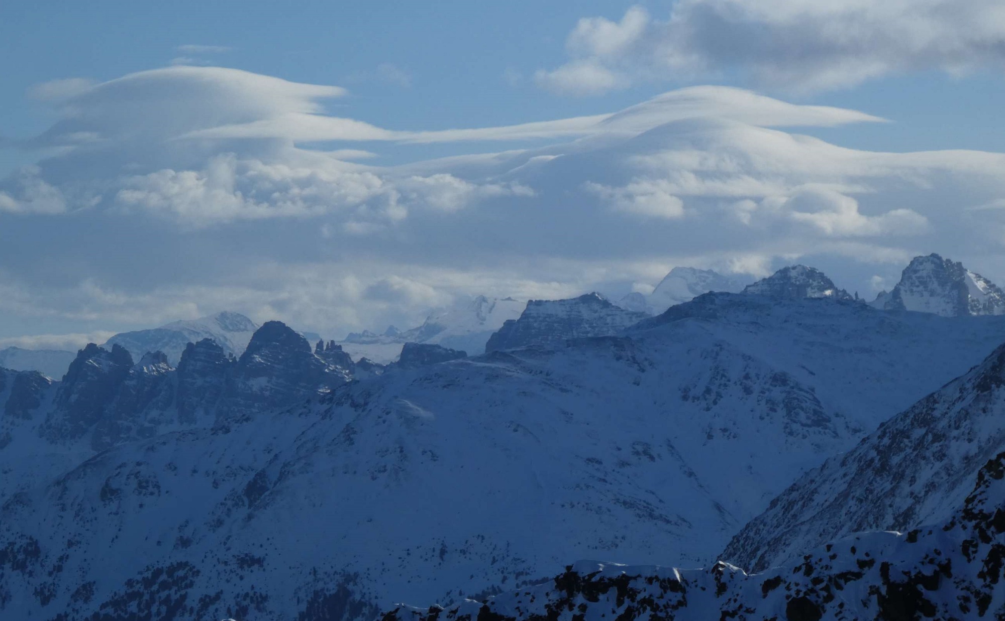 Stark windbeeinflusste, variable Schneeoberfläche – Kleinräumig störanfällige Triebschneepakete