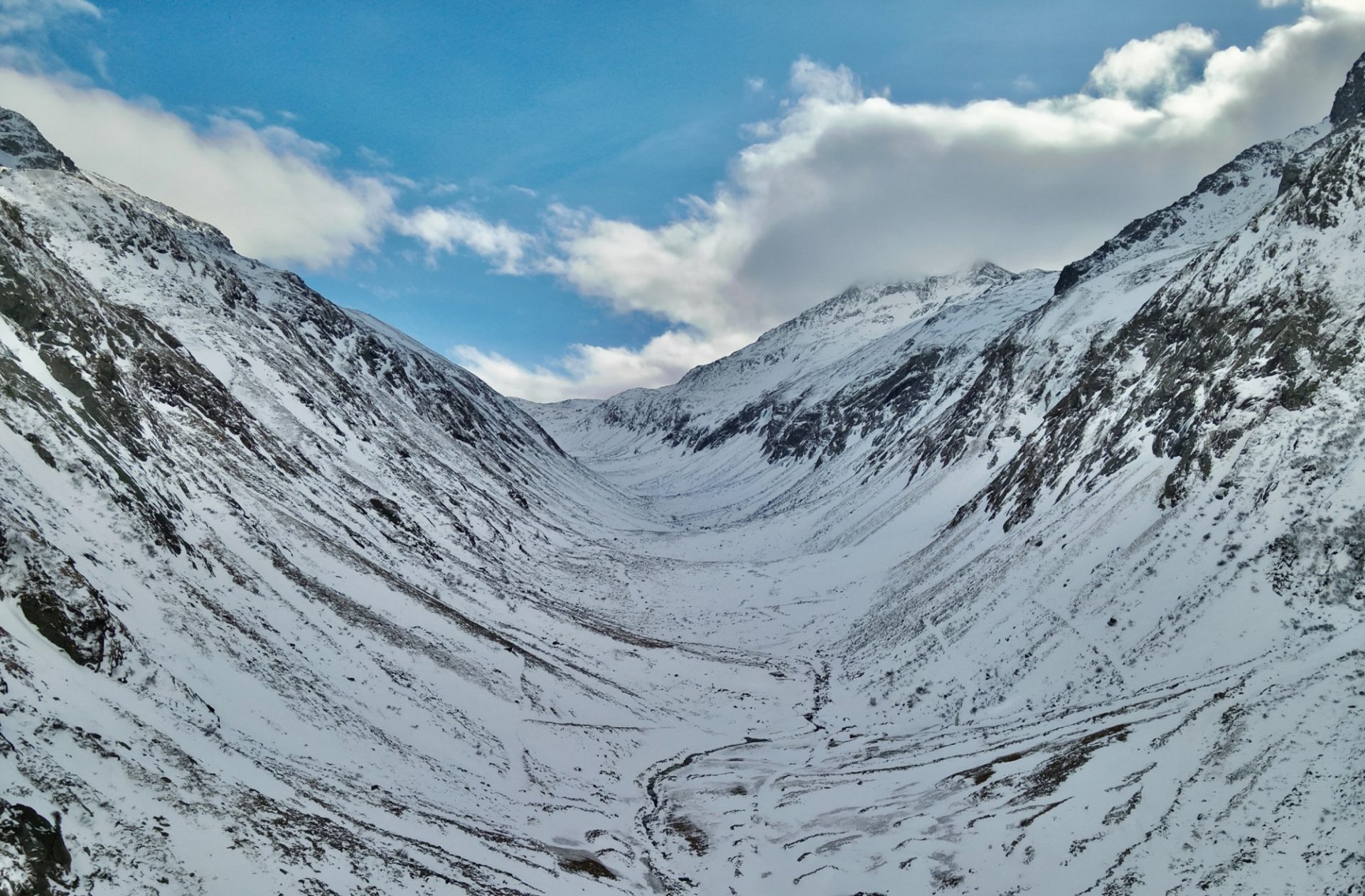 Auch wenig Schnee in der Hundskehle in den Zillertaler Alpen. Skitouren sind hier derzeit wohl kaum möglich (©Thomas Eder, 20.01.2025).
