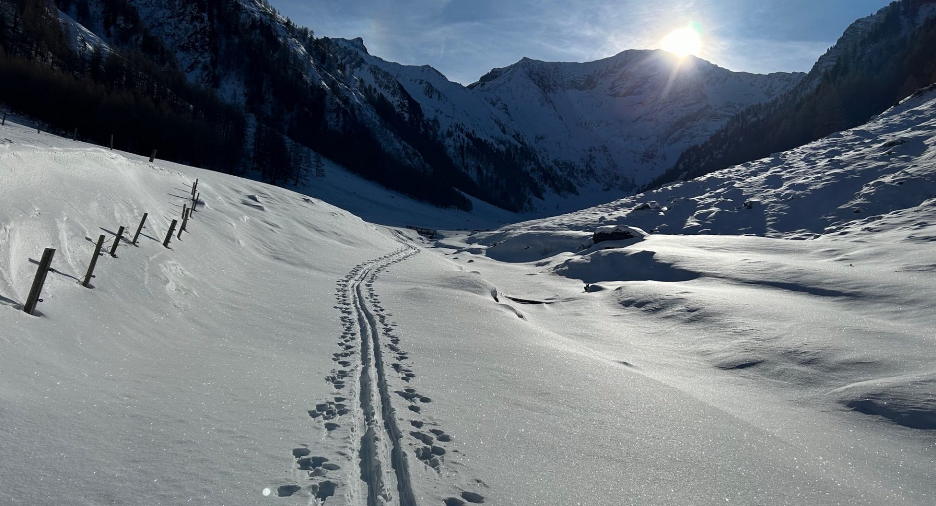 In windgeschützeren schattigen Lagen, besonders im Bereich der Waldgrenze und darunter blieb der Schnee (auch mit Inversionswetterlage) oft konserviert. Er baute sich aufbauend um, teilweise bildete sich Oberflächenreif an der Schneeoberfläche. Kasern, Schmirn (©Jef Verstraeten, 21.01.2025).