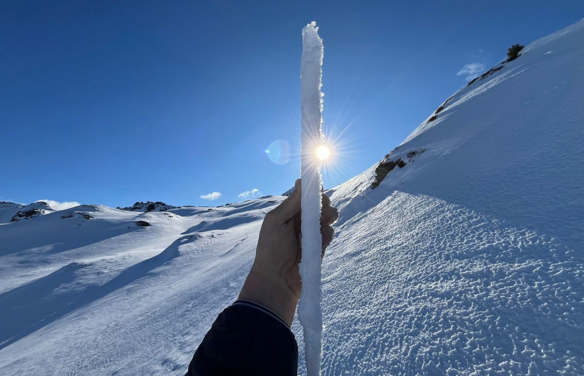 Die Kruste dürfte sich durch die Ablagerung von unterkühlten Tröpfchen aus Nebel (evtl. unter Einfluss von Wind) geformt haben (©Stefan Wierer, 21.01.2025).