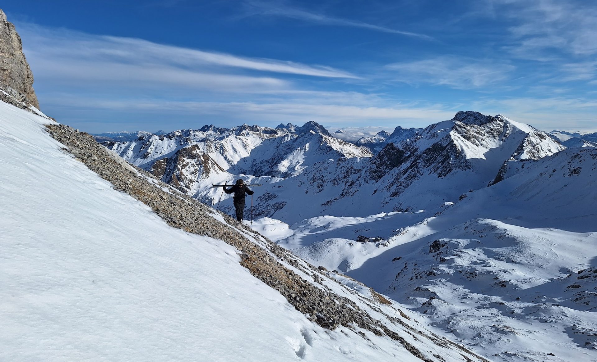 Während an Sonnenhängen im südlichen Osttirol oft kaum Schnee liegt, kann an windgeschützten Schattenhängen eine komplett aufbauend umgewandelte Schneedecke angetroffen werden (©LWD Tirol, 25.01.2025).