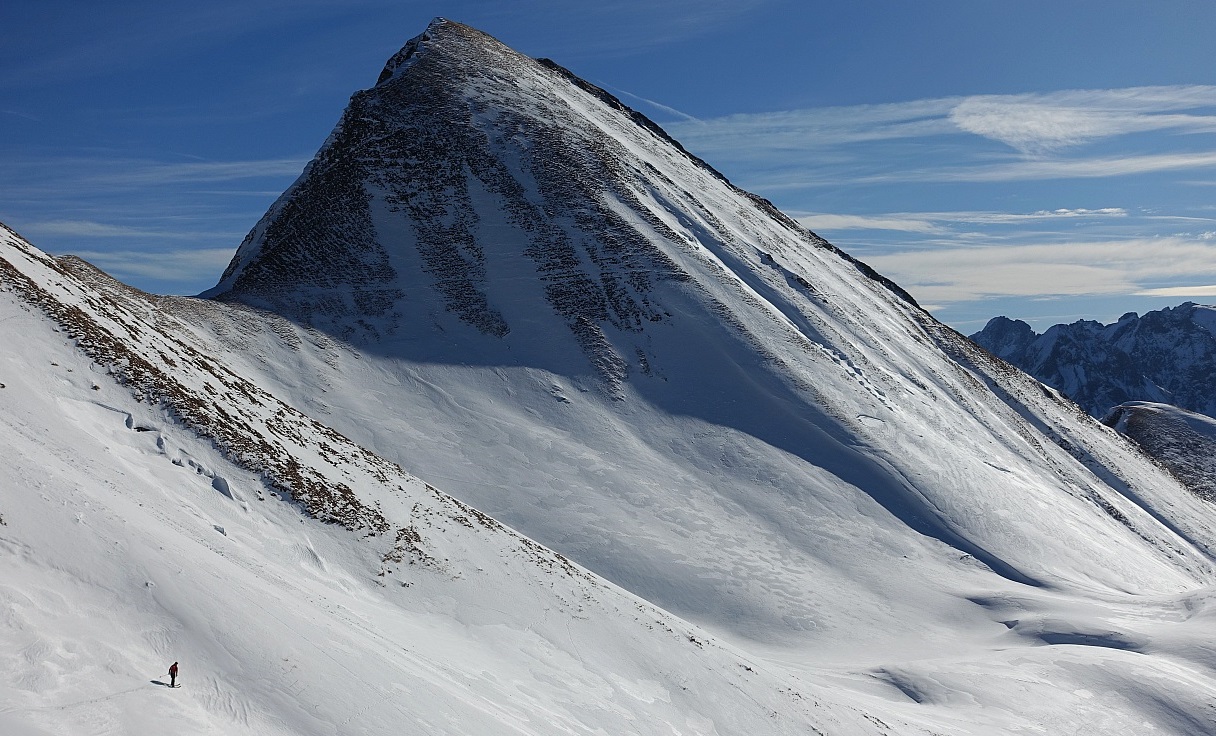 In der Höhe findet sich wie hier in den Allgäuer Alpen oft eine stark windbeeinflusste Schneedecke. In diesem Gebiet konnten v.a. an Westhängen Schwachschichten an dünnen Schmelzkrusten identifiziert werden, welche mit den kommenden Schneefällen störanfällig sein könnten (©Kristian Rath, 25.01.2025).