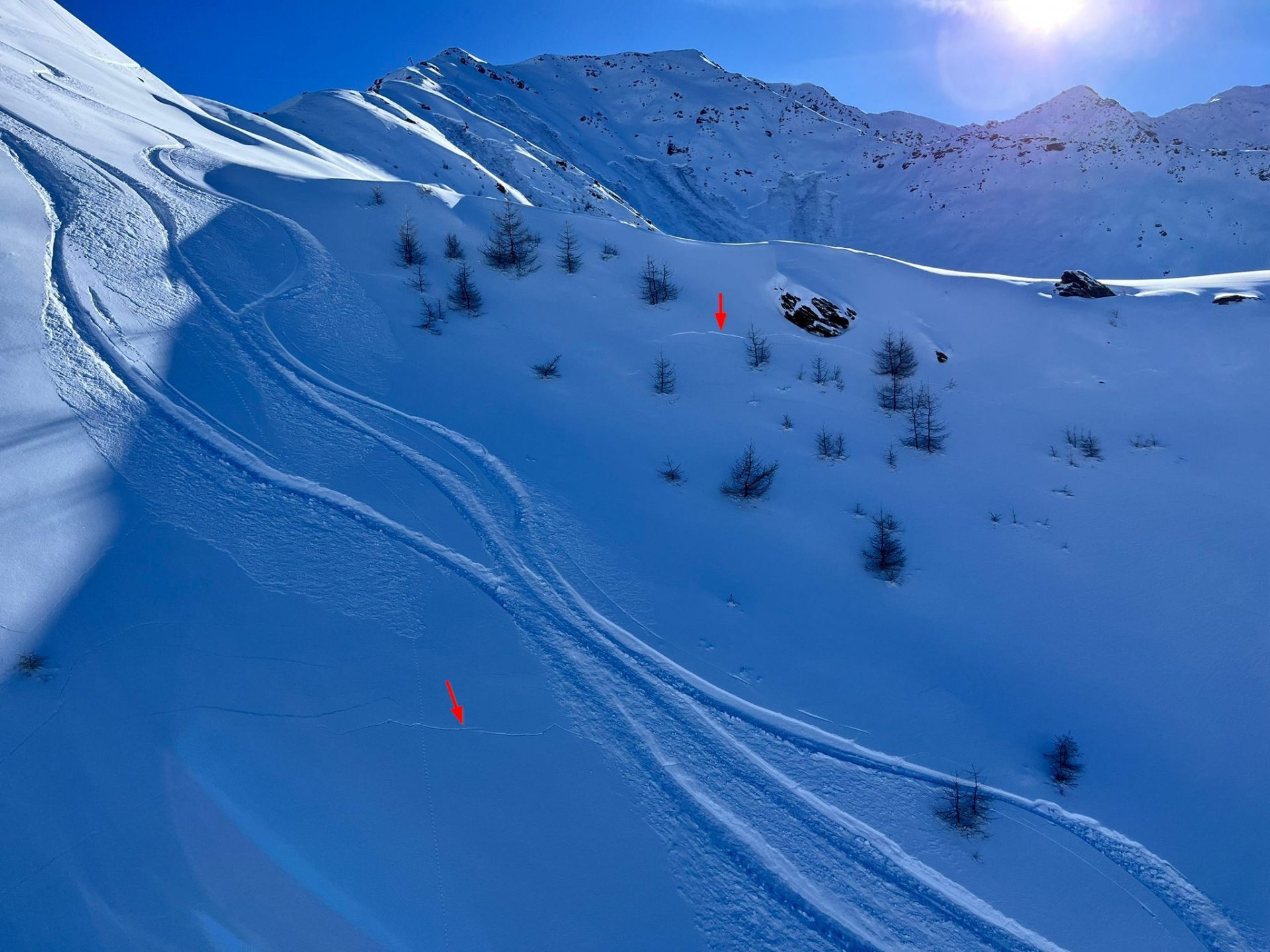 Rissbildungen durch die Befahrung von SkifahrerInnen. Östliche Deferegger Alpen (© Anton Riepler, 29.01.2025)