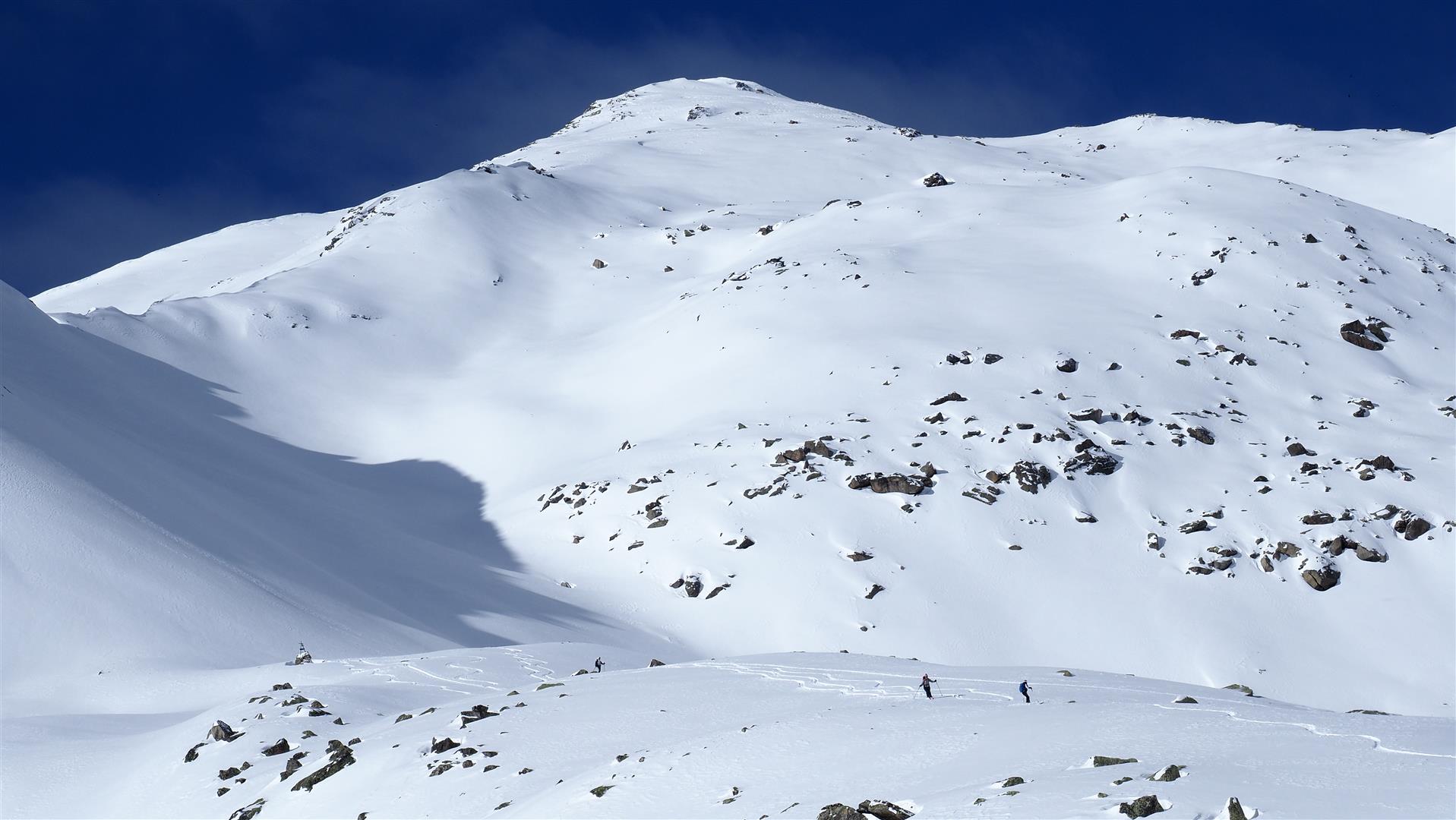 Hier wählten WintersportlerInnen einen mäßig steilen Anstieg zu ihrem vorgeschobenen Gipfelziel. Kühtai (© LWD Tirol, 29.01.2025)
