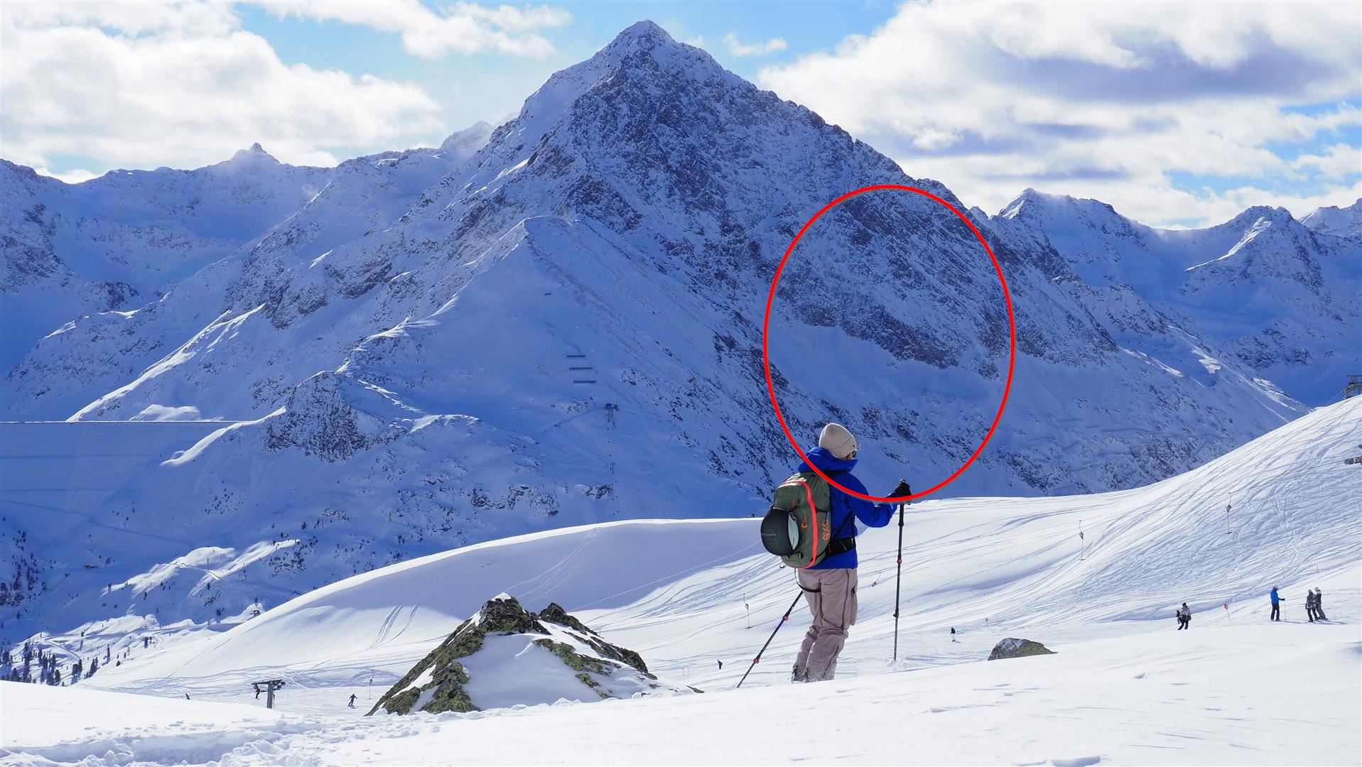 Unterhalb des Zwölferkogels löste sich am 28.01.2025 eine Lawine (Lockerschnee- oder Schneebrettlawine), die ein Baustellenfahrzeug beim Kraftwerksprojekt Längental im Kühtai erfasste. Die Insassen wurden leicht verletzt. Eingekreist ist das ungefähre Anrissgebiet der Lawine (© LWD Tirol, 29.01.2025)