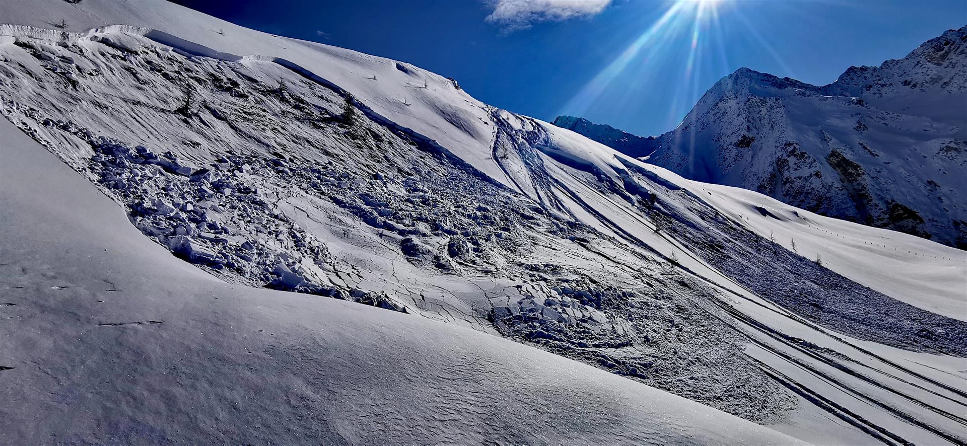Im freien Gelände des Skigebietes Brunnalm in den Östlichen Deferegger Alpen ausgelöste Schneebrettlawinen (© Mark Kleinlercher, 29.01.2025)