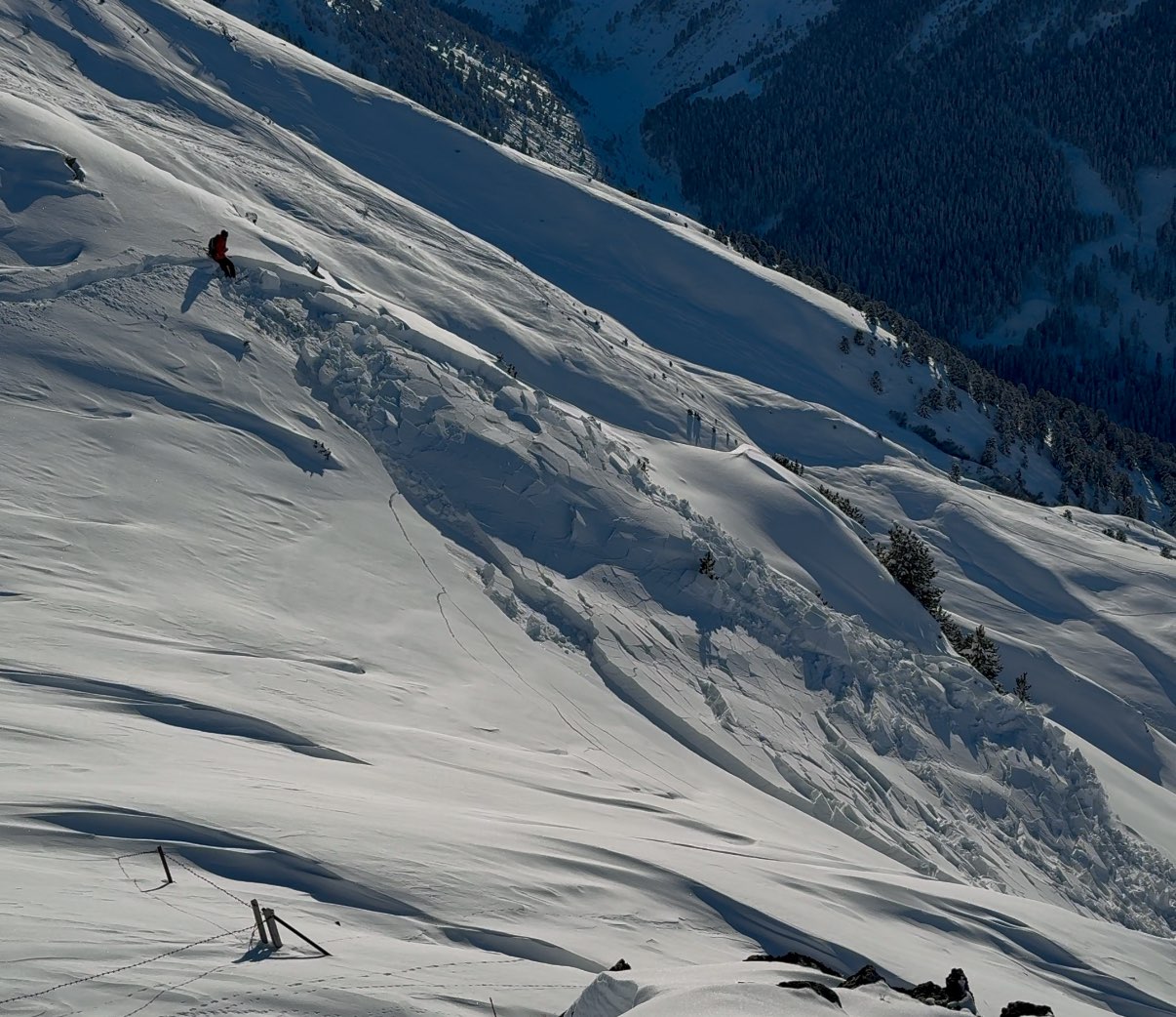 Am Bild erkennt man einen Skifahrer, der unmittelbar zuvor dieses Schneebrett ausgelöst hat. Die Person wurde nicht mitgerissen. Pleisejoch, Kalkkögelgruppe (© Marvin Kärle, 29.01.2025)