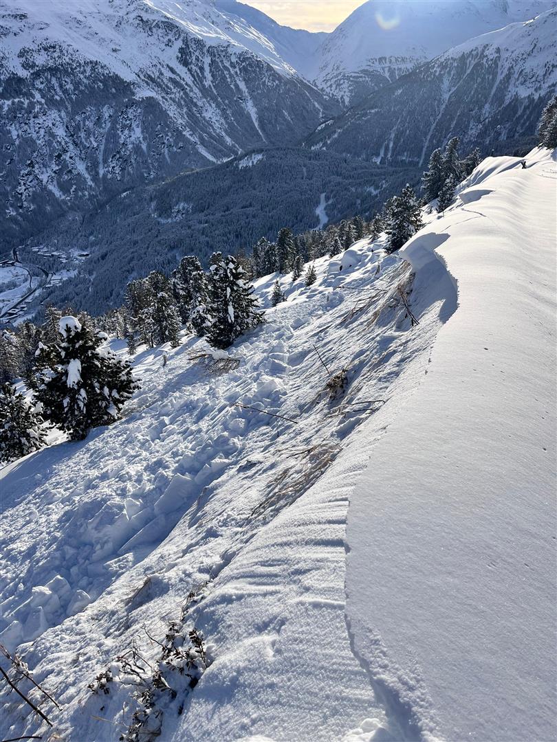Eine vom Sicherungsdienst bewusst ausgelöste Schneebrettlawine an einer Steilböschung im Skigebiet Sölden (© Tobias Holzknecht, 29.01.2025)