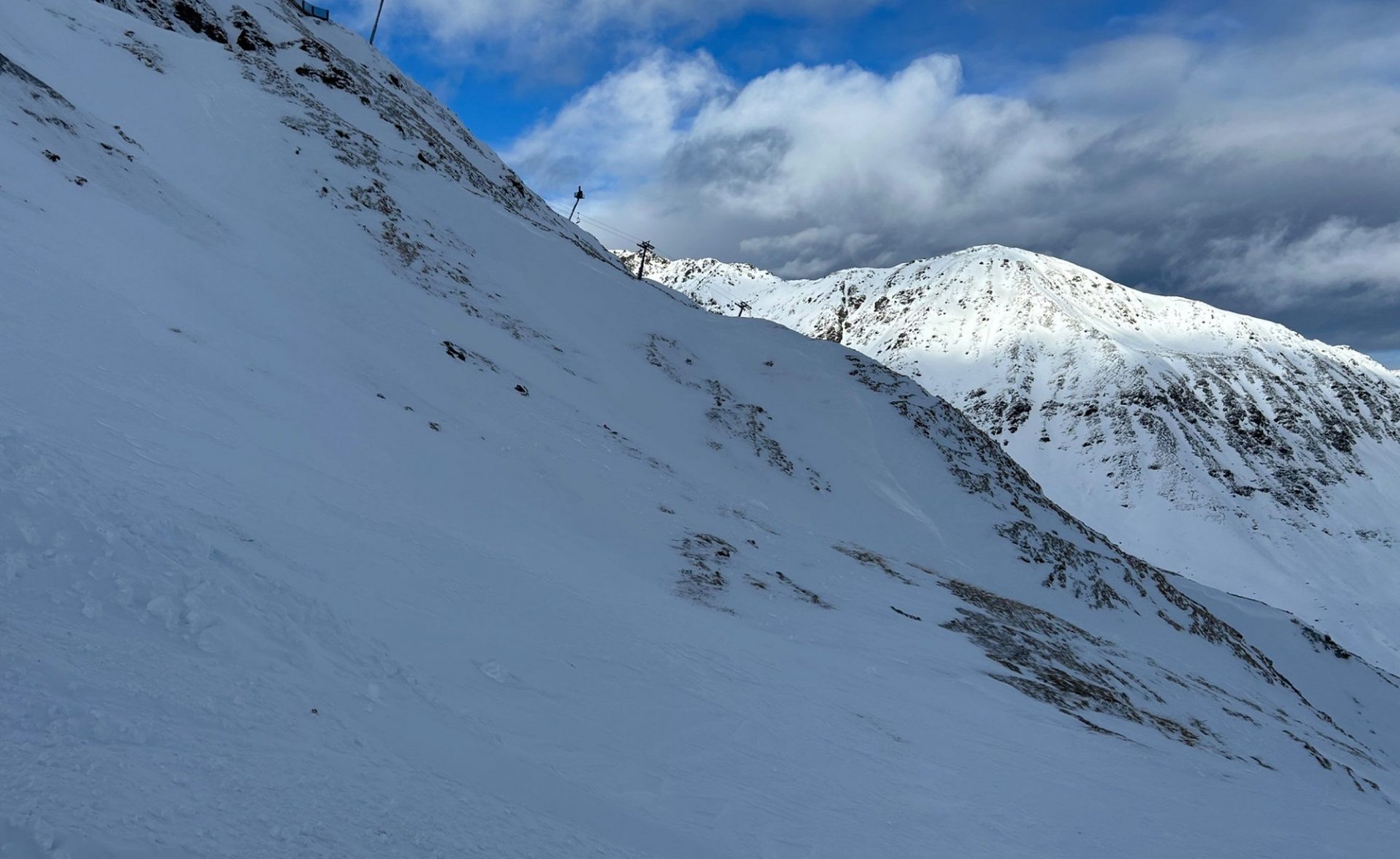 Auch in der Samnaungruppe – hier rechts im Bild der Planskopf (2803m) oberhalb Serfaus - liegt noch wenig Schnee (©Martin Santeler, 09.01.2025).