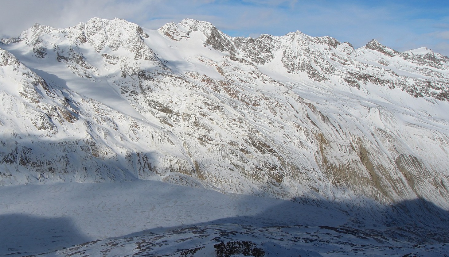Wenig Schnee und viel Windeinfluss zeigt dieses Foto in Blickrichtung Hintereisspitzen in den Ötztaler Alpen (©Foto-webcam.eu, 09.01.2025).