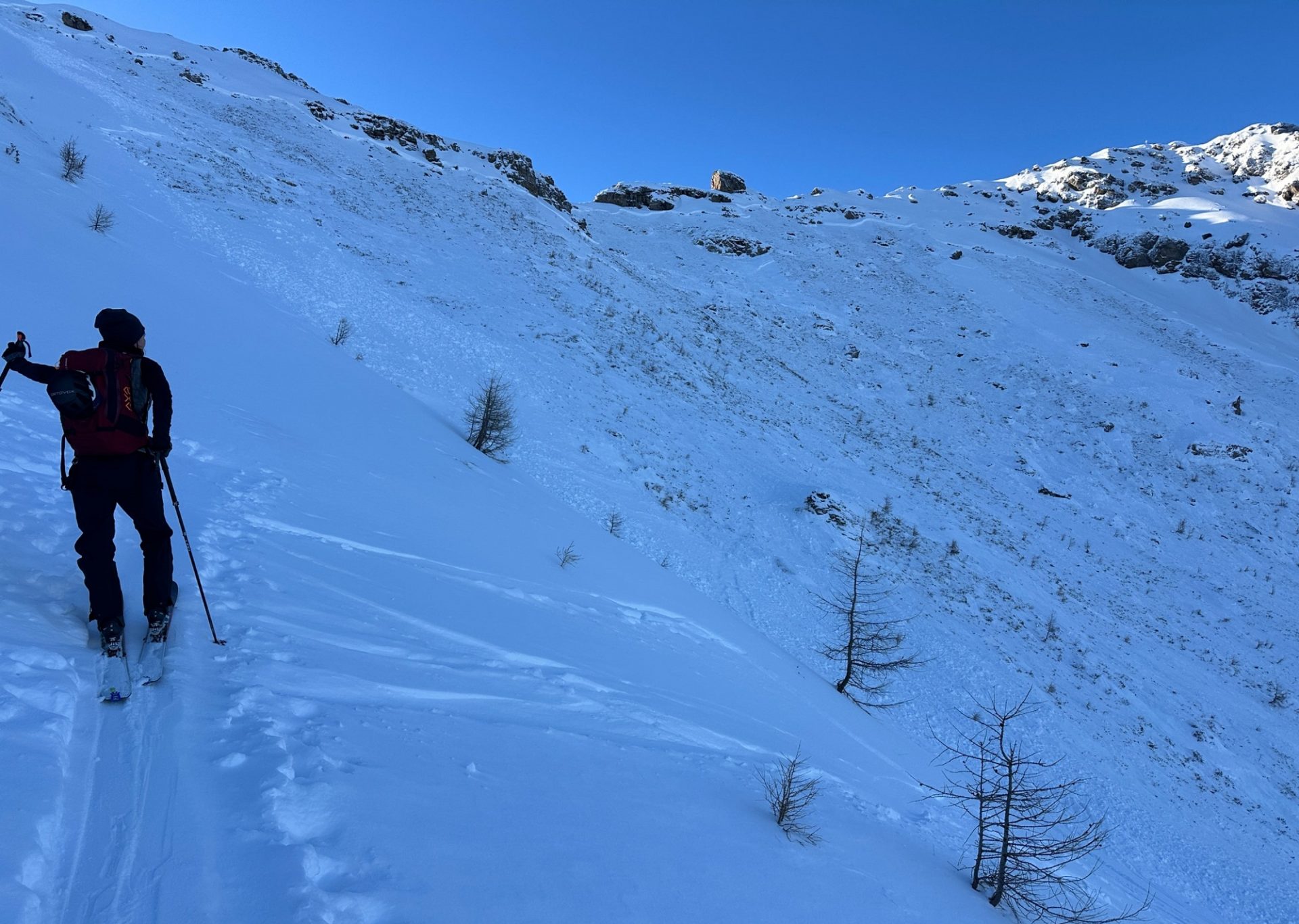 Die zusehends kohäsionslose Schneedecke kann Brüche nicht mehr so gut fortpflanzen und großflächige Auslösungen von Schneebrettlawinen – wie hier an einem am Silleskogel (Valsertal, Nord, 2400m) vergangenen Freitag, 31.01. – werden dadurch immer unwahrscheinlicher (©Wolfgang Holzhammer, 02.02.2025).