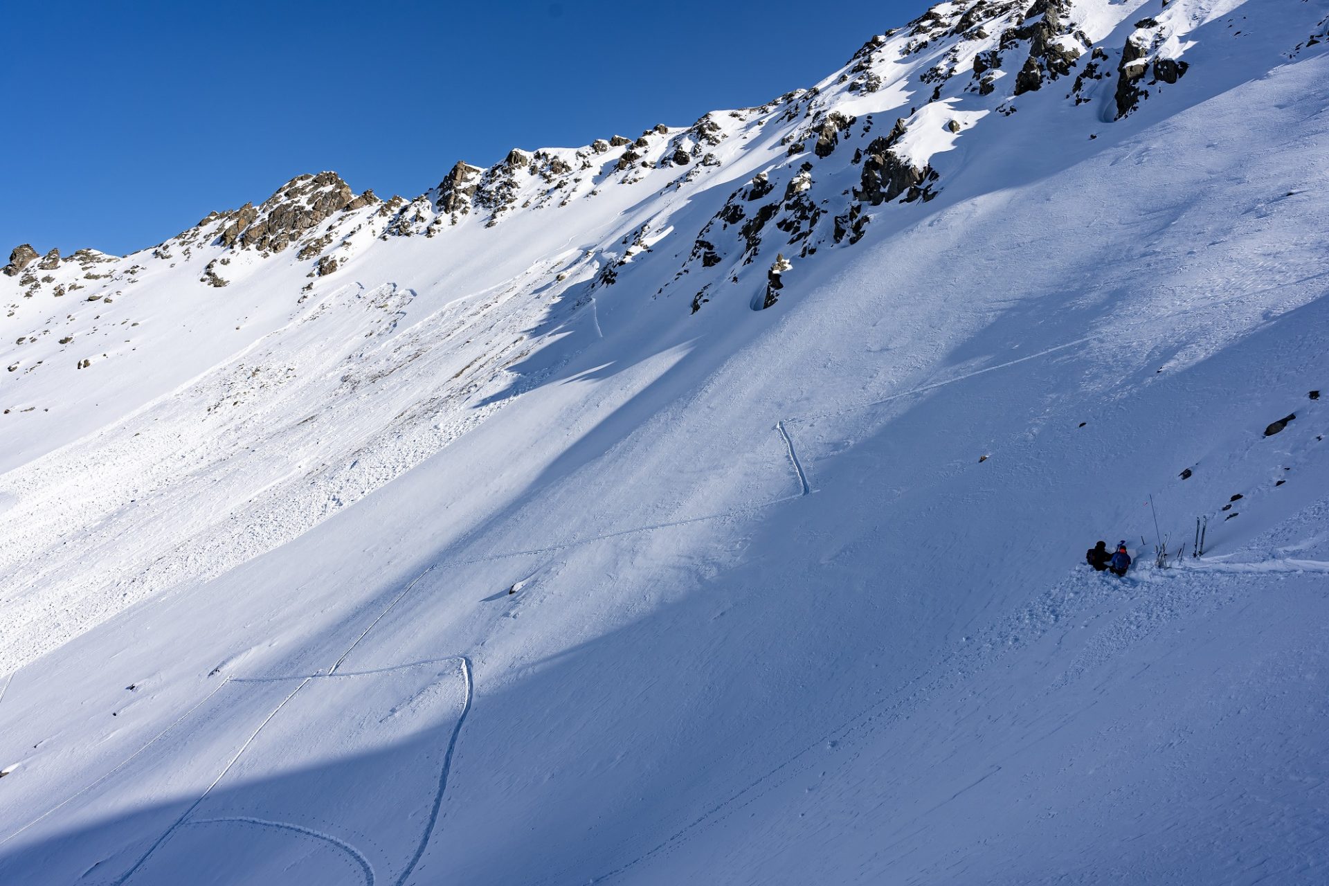 Schneedeckenuntersuchungen mit Hilfe der Flugpolizei im Nahbereich der Lawine am Mataunkopf (©Lukas Ruetz, 05.02.2025).