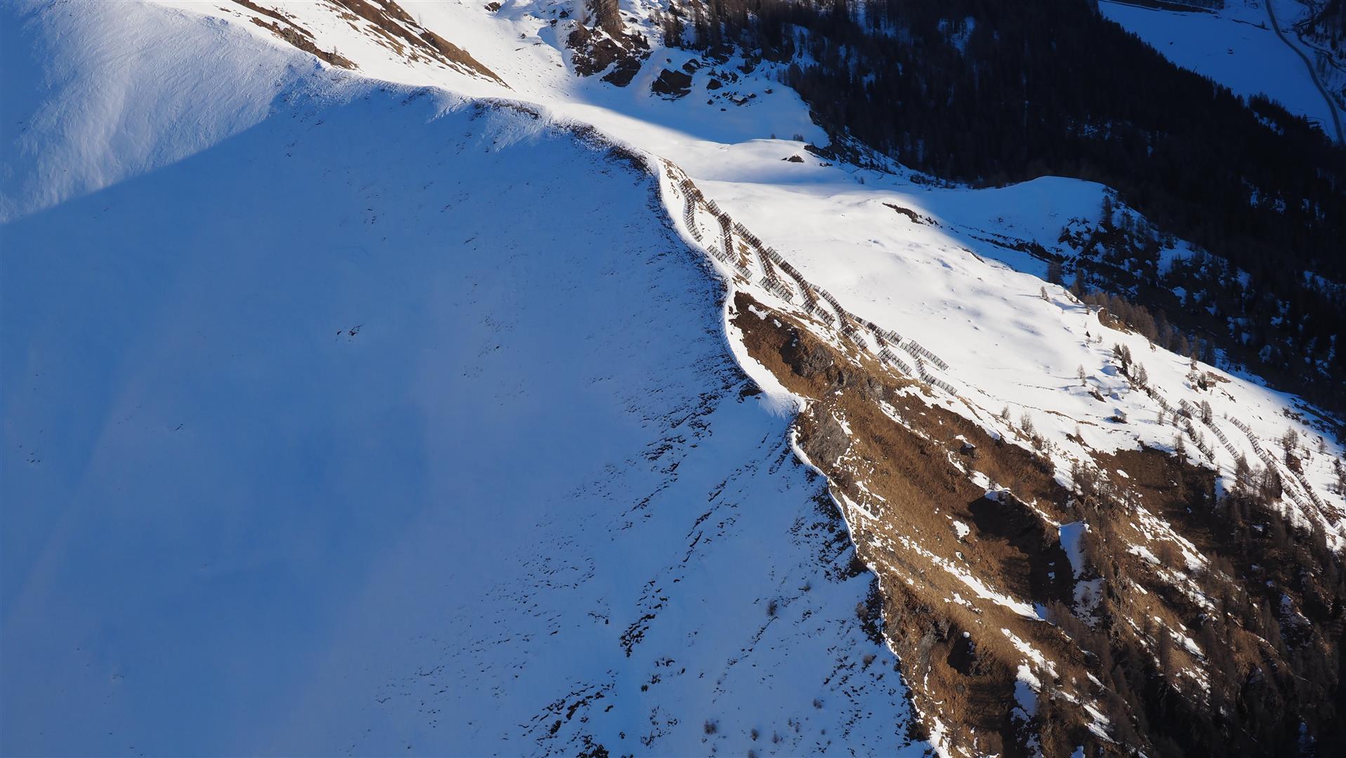 Während an Schattenhängen der Schnee mit dem aktuellen Hochdruckwetter recht gut „konserviert“ wird, apern Sonnenhänge vor allem unterhalb der Waldgrenze wieder aus… (©LWD Tirol, 05.02.2025).