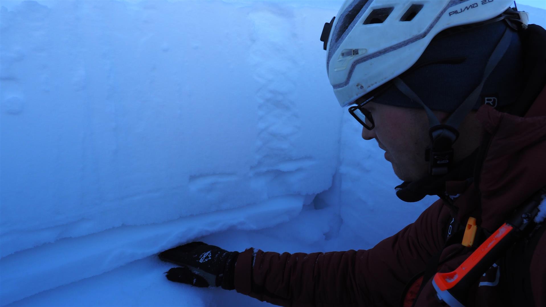 Allerdings gibt es v.a. kammnah vereinzelt noch Bereiche, wo oberhalb der Schwachschichten alter, harter Triebschnee lagert, welcher Bruchfortpflanzungen noch möglich macht (©LWD Tirol, 05.02.2025)…