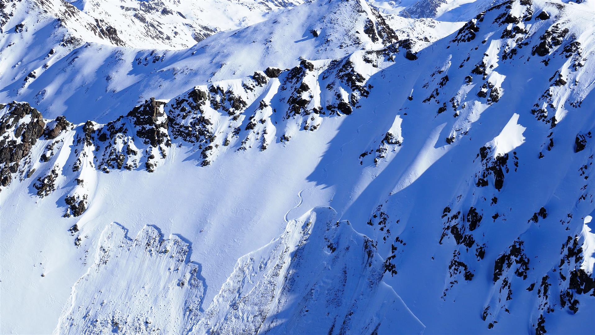 …Am Mataunkopf in der Glockturmgruppe kam es am Dienstag, 04.02. zu einem Lawinenereignis, bei welchem dieser Schneedeckenaufbau eine Rolle gespielt haben dürfte. Eine Person einer Zweiergruppe löste in der Einzelabfahrt an einem sehr steilen Westhang auf rund 2800m eine große Schneebrettlawine aus. Die Person konnte ausfahren, wurde somit nicht mitgerissen und blieb unverletzt (©LWD Tirol, 05.02.2025).
