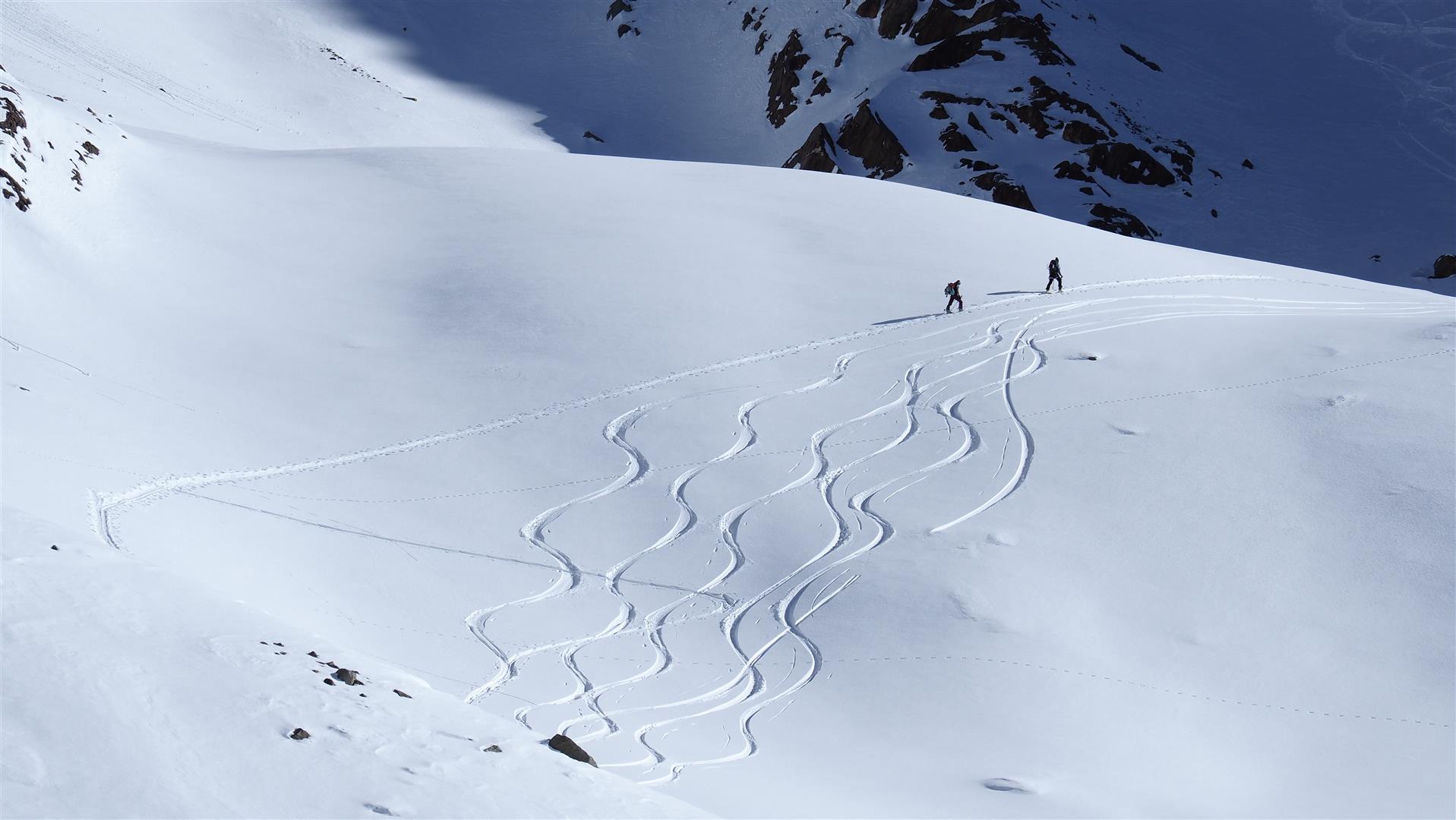 Auch in Stubaier Alpen kann in gut geschützten Mulden feiner Pulverschnee genossen werden. Mitunter muss allerdings auch noch auf Steinkontakt geachtet werden… (©LWD Tirol, 06.02.2025).